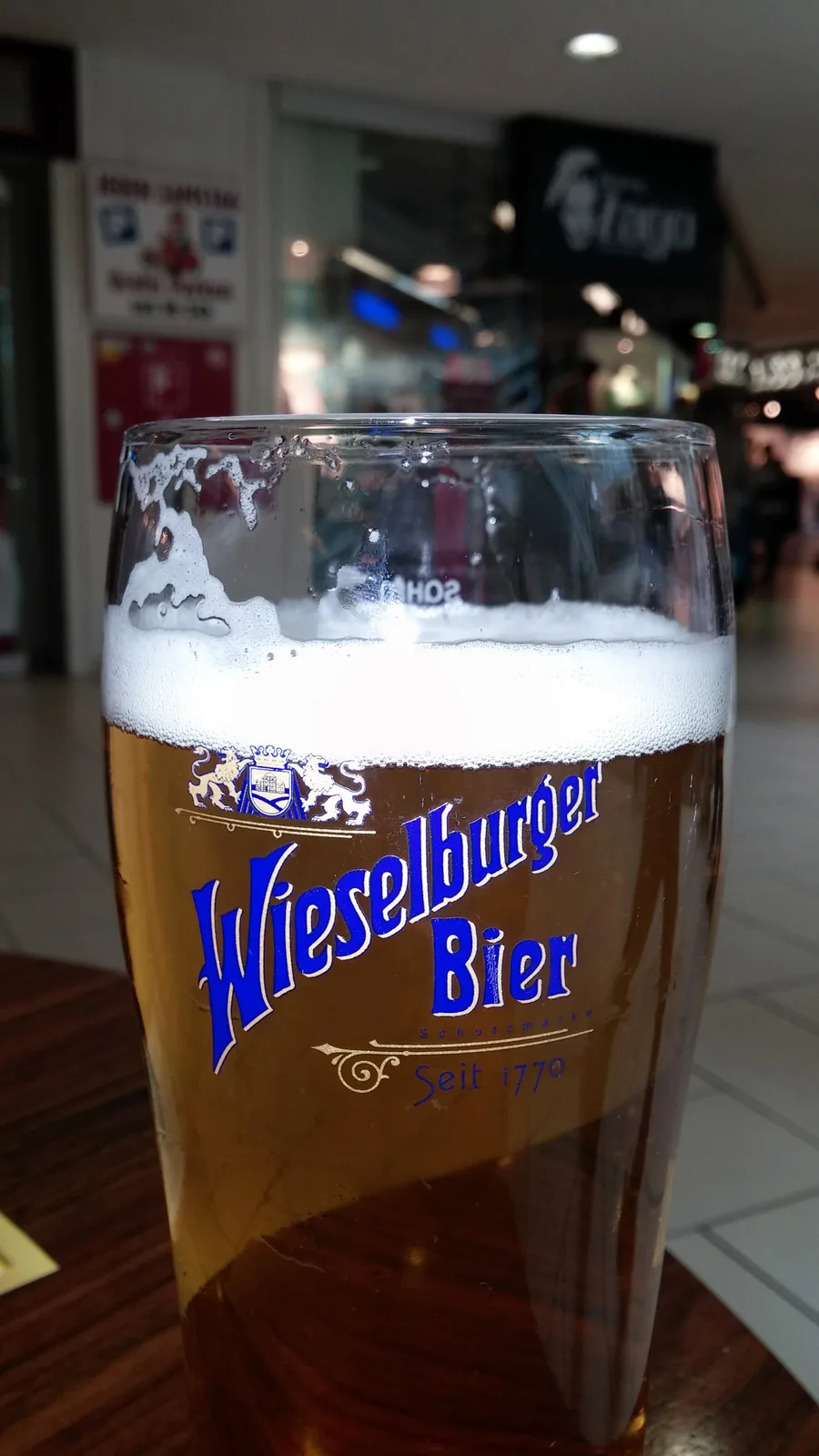 Wieselburger Bier é uma cerveja austríaca produzida pela Brauerei Wieselburg, localizada em Wieselburg, Áustria, desde 1777. Trata-se de um Pilsen/Lager clássico austríaco, com sabor equilibrado, levemente amargo e refrescante, caracterizado pela tradição cervejeira austro-húngara. Possui graduação alcoólica de 5,2% e é uma das cervejas mais populares na Áustria, conhecida por sua qualidade e autenticidade. Nota no Untappd: 3.6/5.