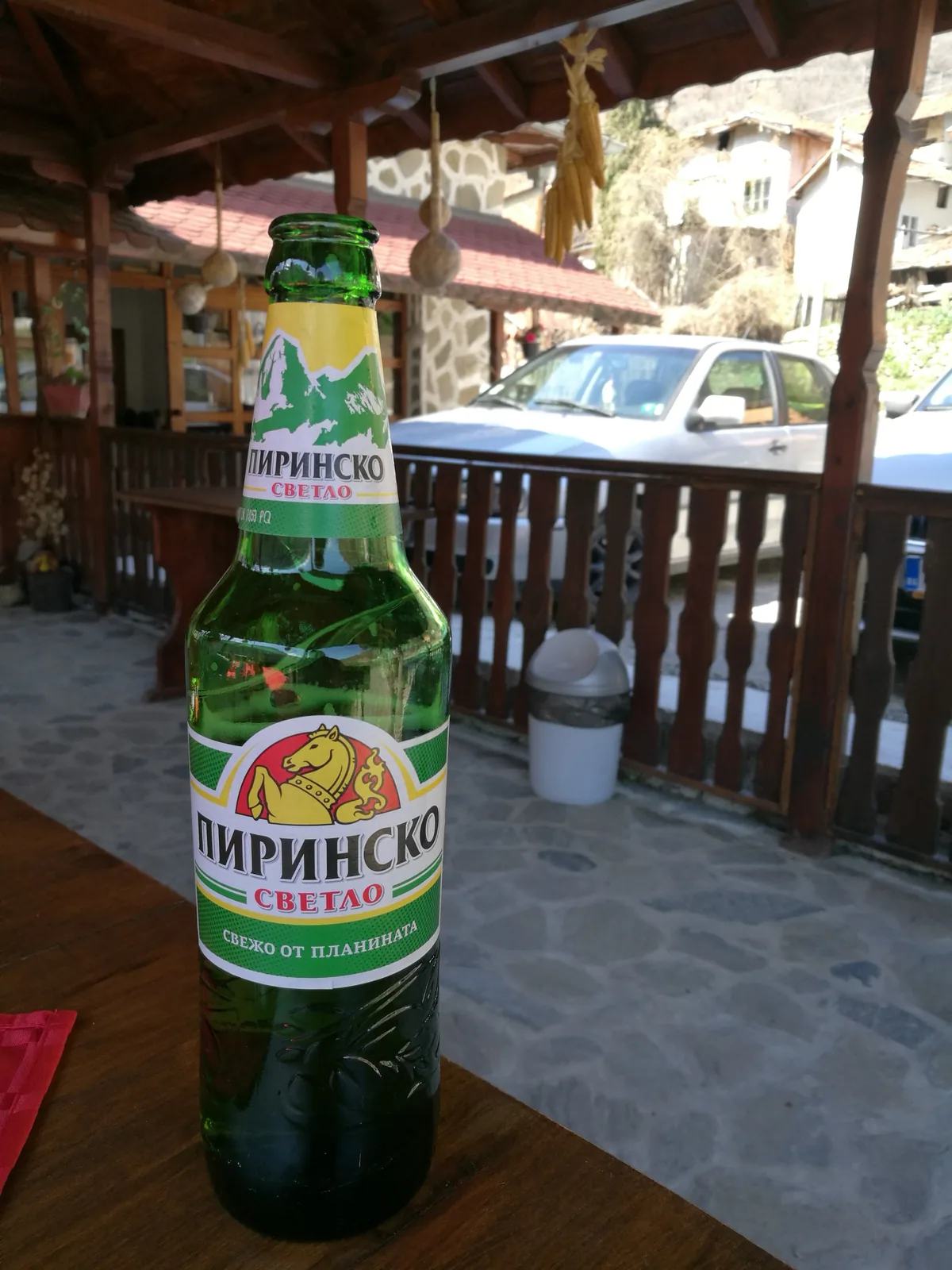 Pirinsko Svetlo é uma cerveja lager clara produzida pela cervejaria Pirinsko, localizada na Bulgária, especificamente na região de Bansko, perto da montanha Pirin. A marca é uma das cervejas mais populares da Bulgária, com uma tradição que remonta a 1911. É uma lager suave, refrescante e bem equilibrada, com uma cor dourada clara e um sabor ligeiramente maltado com baixo amargor, típico das lagers tradicionais balcânicas. Com teor alcoólico moderado de 4,7%, é ideal para consumo diário. Nota no Untappd: 3.42/5.