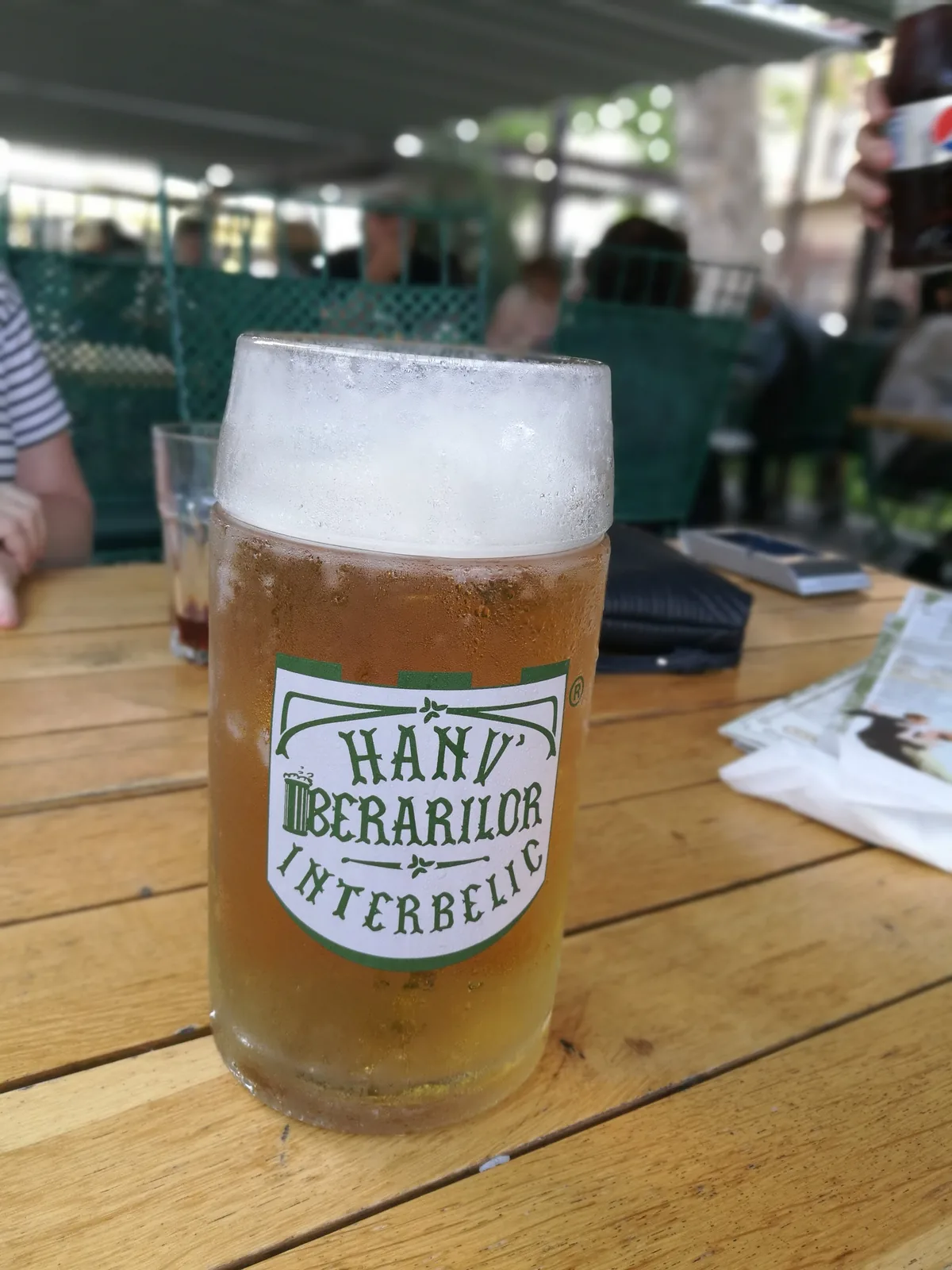 Hanu Bererilor é uma cervejaria histórica localizada em Bucareste, Romênia, com raízes que remontam ao período interbelicano. Esta cerveja representa a tradição cervejeira romena, caracterizada por um estilo Lager clássico e refrescante. Com um corpo equilibrado e amargor moderado, é uma cerveja que reflete o patrimônio cervejeiro da Romênia e a importância histórica do estabelecimento na cultura cervejeira local.
