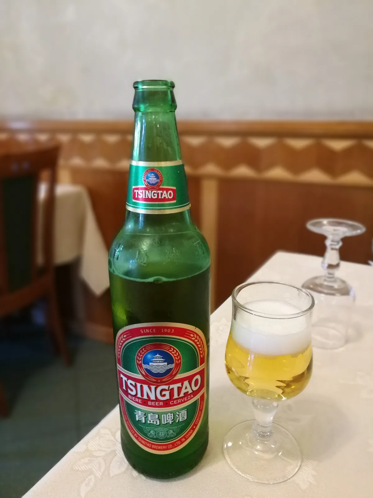 Tsingtao é uma cerveja lager originária de Qingdao, China, produzida desde 1903 pela cervejaria homônima que foi fundada durante a ocupação alemã da região, mantendo influências do estilo europeu. A cerveja apresenta características de um lager asiático tradicional, com sabor leve e refrescante, ideal para acompanhar refeições. Com graduação alcoólica de 4,7%, é uma das cervejas mais populares da China e amplamente distribuída internacionalmente. Nota no Untappd: 3.54/5.