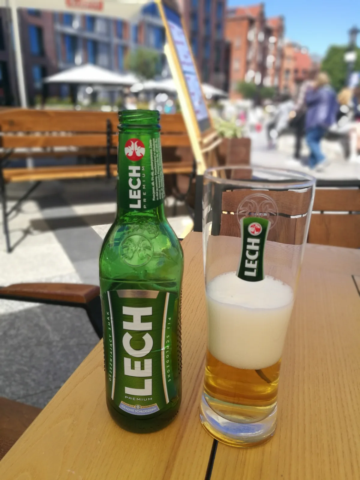Lech Premium é uma cerveja polonesa produzida pela Browary Warszawskie, uma das maiores cervejarias da Polônia, fundada em 1951 em Varsóvia. É um estilo Pale Lager clássico e refrescante, com graduação alcoólica de 5,2%, caracterizada por um sabor equilibrado e maltado com final seco. A cerveja é uma das mais populares da Polônia e é conhecida por sua consistência, qualidade e acessibilidade, sendo amplamente consumida tanto domesticamente quanto em exportação. Nota no Untappd: 3.48/5.