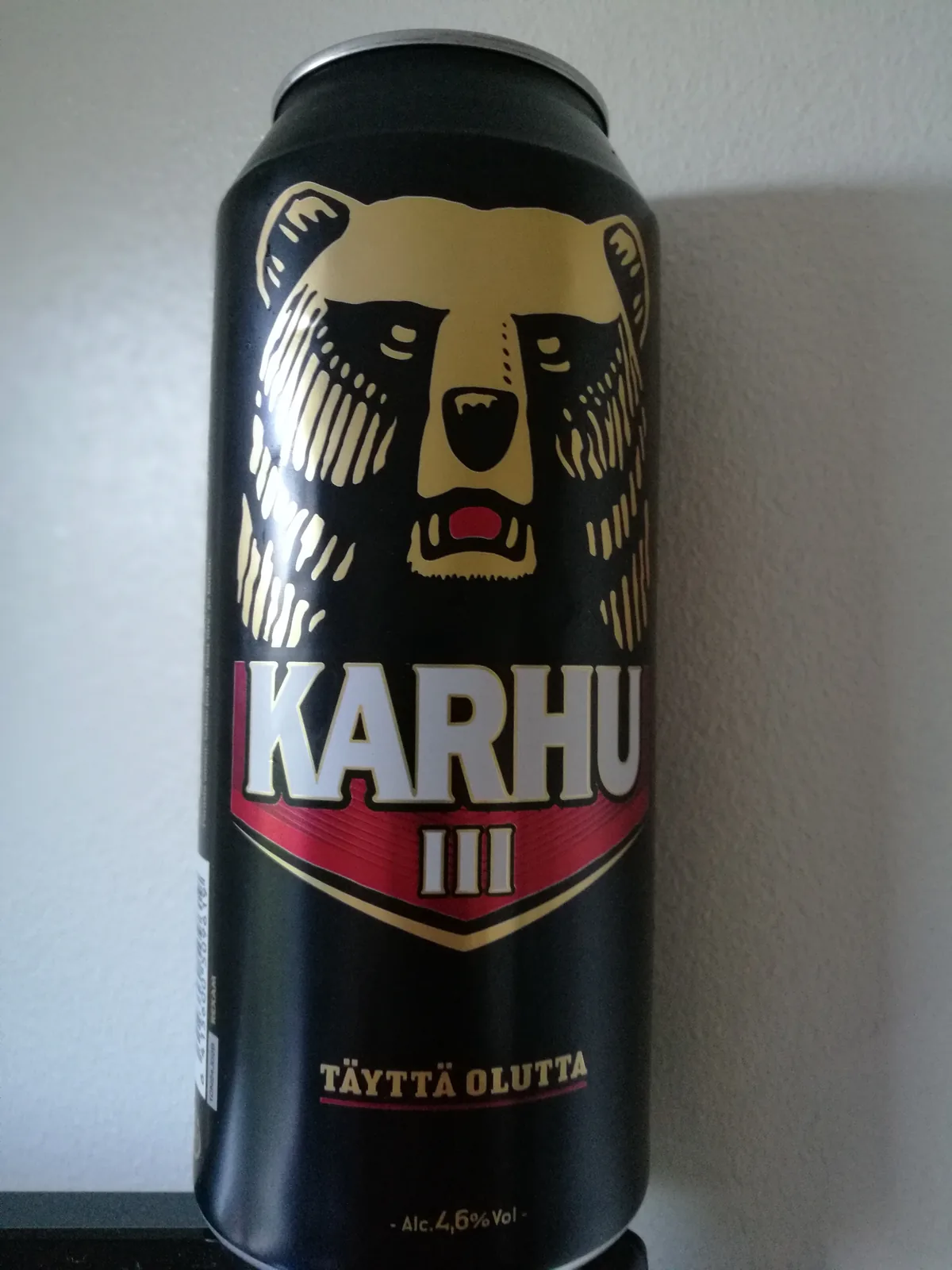 Karhu é uma cervejaria finlandesa com uma longa história, fundada em 1846 em Turku, Finlândia. A Karhu III é uma cerveja tipo lager clássica, conhecida por seu sabor equilibrado e refrescante, característica típica das cervejas nórdicas. Com 4,6% de álcool, é uma cerveja de moderada graduação alcoólica, popular na Finlândia e países nórdicos. O rótulo traz a icônica marca do urso ("karhu" significa urso em finlandês), símbolo histórico da marca. Nota no Untappd: 3.5/5.