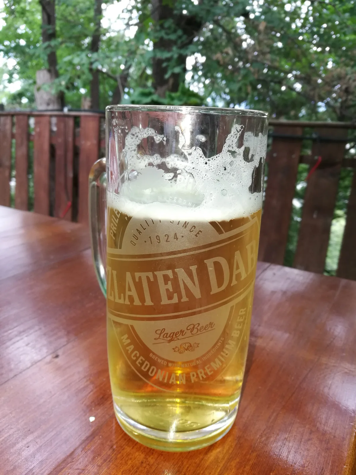 Molten Dag é uma cerveja lager produzida pela Mageddan Brewery, uma cervejaria holandesa com tradição desde 1924. A cerveja apresenta características típicas de uma lager europeia, com corpo leve e refrescante, ideal para consumo no calor. A marca é conhecida por sua qualidade consistente e é uma escolha popular nos Países Baixos.