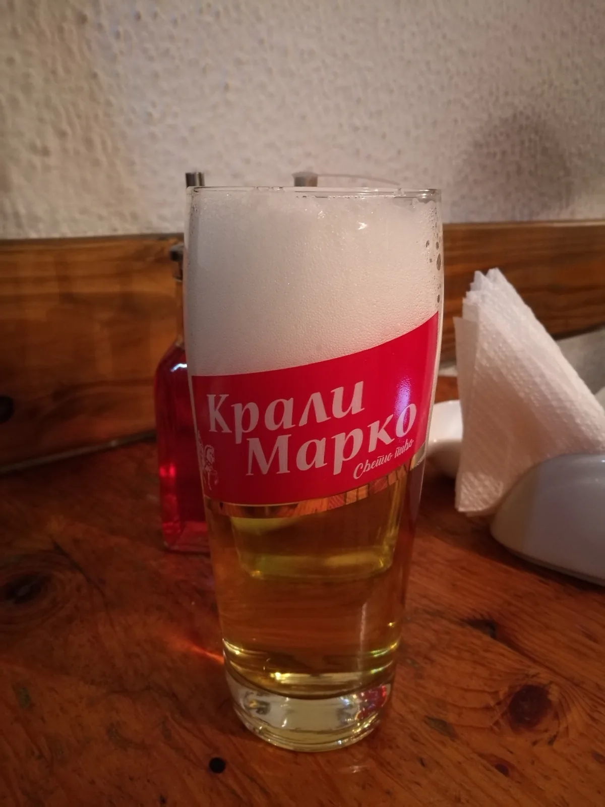 Крали Марко é uma cerveja produzida pela cervejaria búlgara Crali Marko, originária da Bulgária. Trata-se de uma pale lager clara e refrescante, com um estilo tradicional europeu. A cerveja apresenta características leves e equilibradas, típicas das lagers búlgaras, com uma graduação alcoólica moderada de 4,7% ABV, ideal para consumo casual.