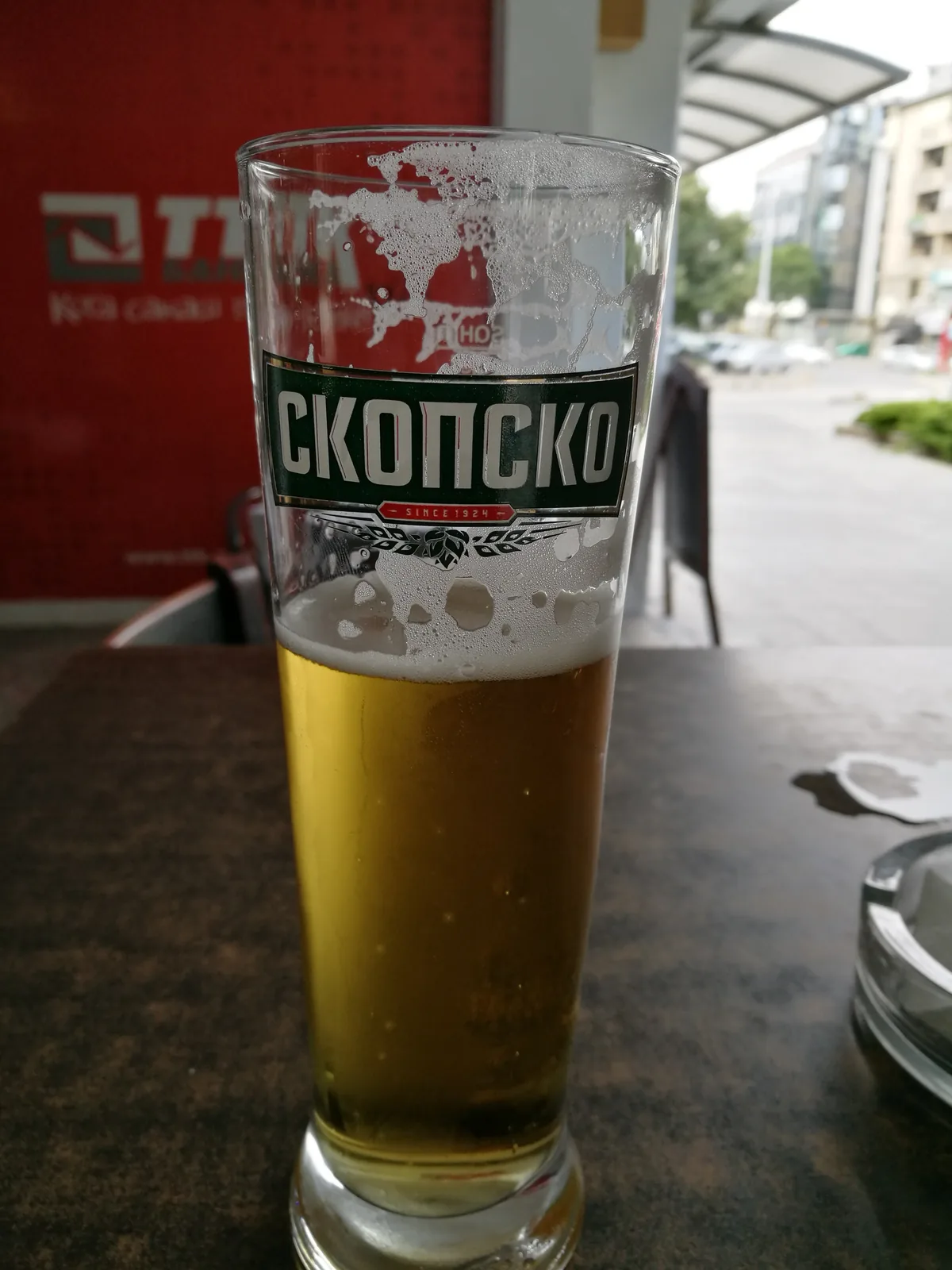 Skopsko é a cerveja mais popular da Macedônia do Norte, produzida pela Cervejaria de Skopje desde 1972. É uma cerveja tipo Pilsen clara, refrescante e de corpo leve, com amargor moderado e notas de malte suave. A cerveja é amplamente consumida nos Bálcãs e representa uma tradição cervejeira importante na região, sendo a marca mais icônica da Macedônia do Norte. Nota no Untappd: 3.4/5.