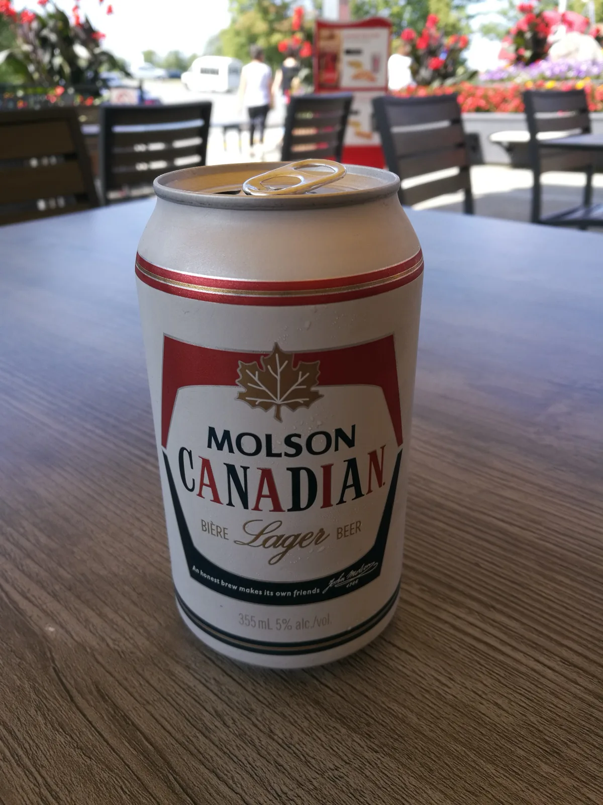 Molson Canadian é uma cerveja lager produzida pela Molson Coors, cervejaria canadense com sede em Ontário. Lançada em 1959, tornou-se uma das cervejas mais populares do Canadá e é conhecida por seu sabor suave e refrescante, típico das lagers americanas. Com 5% de álcool, apresenta um perfil leve com notas de malte e final seco, sendo amplamente consumida como cerveja de sessão. Nota no Untappd: 2.71/5.