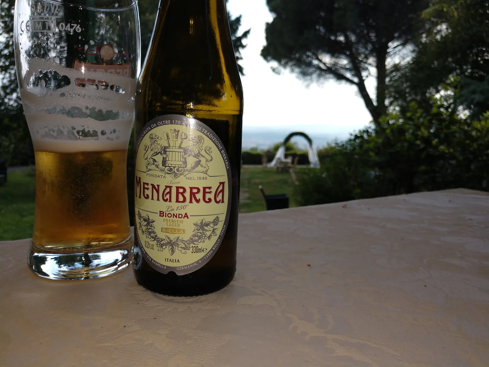Menabrea é uma cervejaria italiana fundada em 1846 em Biella, no Piemonte, norte da Itália, sendo uma das mais antigas cervejarias do país. A Bionda é sua cerveja principal, um estilo lager clara com corpo leve e equilibrado, oferecendo aromas maltados suaves e um final limpo e refrescante. Com apenas 4,8% de álcool, é uma cerveja versátil e tradicional que representa bem o legado cervejeiro piemontês, mantendo receitas praticamente inalteradas desde sua fundação. Nota no Untappd: 3.52/5.