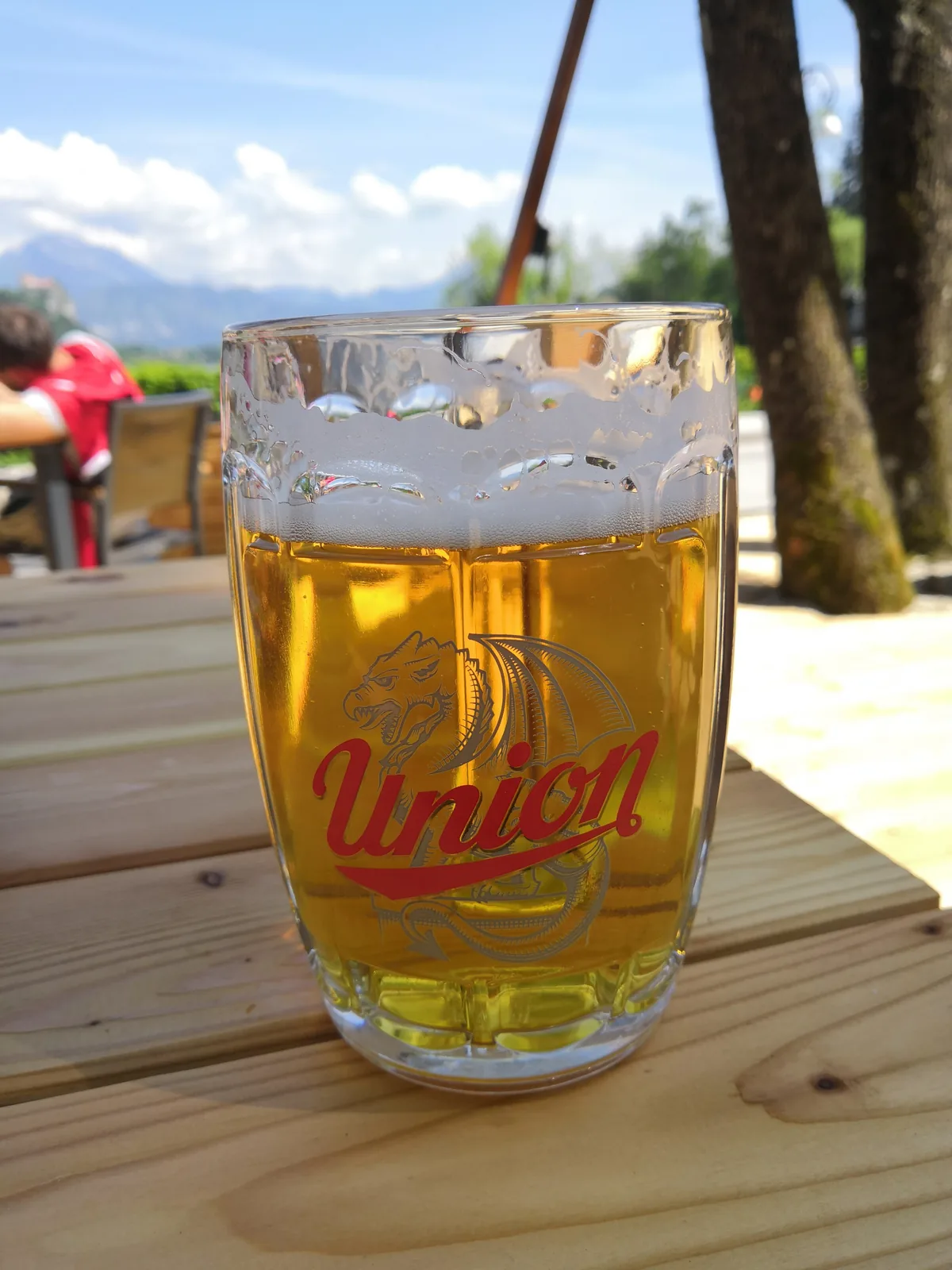A Union é uma cerveja pilsner produzida pela Kulmbacher Brauerei, uma das maiores cervejarias da Alemanha, localizada em Kulmbach na Baviera. Esta cerveja é conhecida por seu estilo pilsner clássico alemão, com características de amargor equilibrado, refrescância e corpo leve. A graduação alcoólica de 4.8% a torna uma cerveja de consumo leve e ideal para o dia a dia, especialmente em ambientes ao ar livre e durante o verão. Nota no Untappd: 3.5/5.