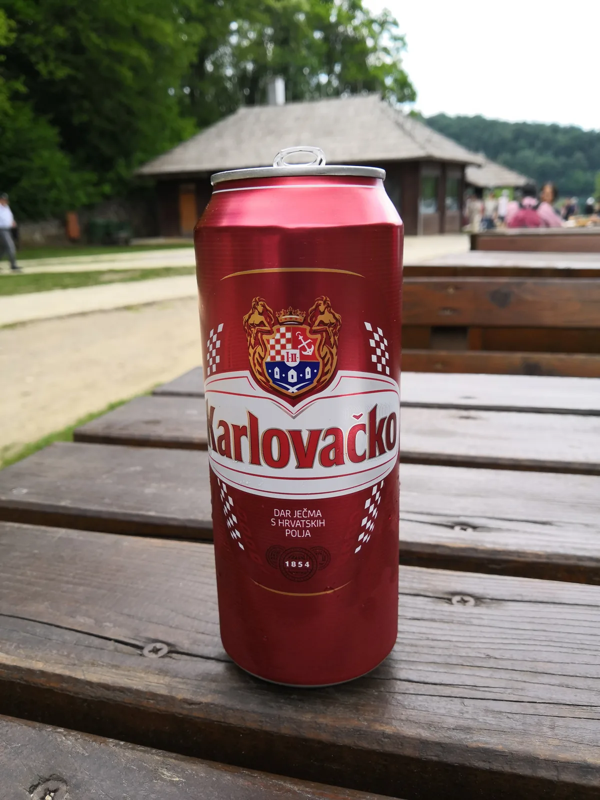 Karlovačko é uma cerveja lager originária de Karlovac, na Croácia, produzida pela Karlovačka Pivovara desde 1854. Esta cerveja clara e refrescante é conhecida por seu sabor equilibrado, com um corpo leve e um final seco característico das lagers centro-europeias. Com 5% de álcool, é uma cerveja versátil e popular na região dos Balcãs, marcada pelo seu rótulo clássico e pela tradição de qualidade mantida ao longo de mais de 160 anos. Nota no Untappd: 3.42/5.
