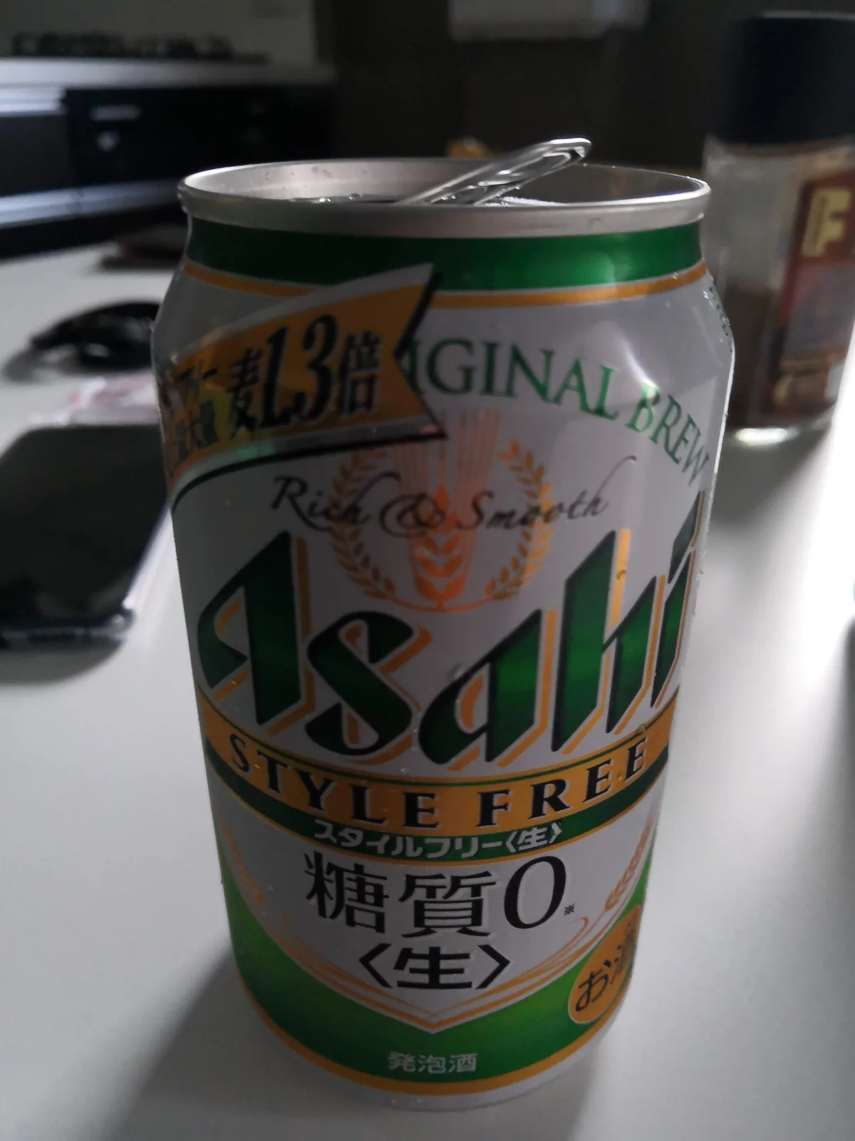 Kirin Ichiban é uma cerveja lager produzida pela Kirin Brewery Company, uma das maiores cervejarias do Japão, sediada em Tóquio. Esta versão "Style Free" com "糖質0" (zero carboidratos) é um lager leve feita com arroz, característica típica das cervejas japonesas, oferecendo um sabor suave e refrescante com baixas calorias. A cerveja é conhecida por sua leveza, corpo leve e final seco, sendo popular entre consumidores que buscam opções com baixo teor de açúcar.