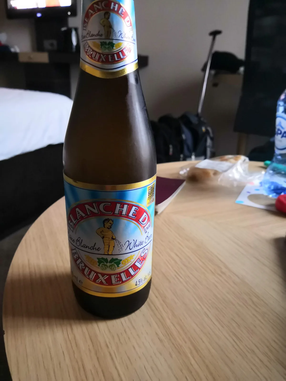 Blanche de Bruxelles é uma cerveja belga de trigo produzida pela histórica Brasserie Cantillon, localizada em Bruxelas, Bélgica, desde 1900. Trata-se de um witbier clássico e tradicional, com características marcantes incluindo notas de laranja, coentro e especiarias, além de uma textura cremosa e refrescante. Com 4,5% de álcool, é uma cerveja leve e equilibrada, perfeita para o consumo diário, e representa a autêntica tradição cervejeira belga de fermentação espontânea. Nota no Untappd: 3.75/5.