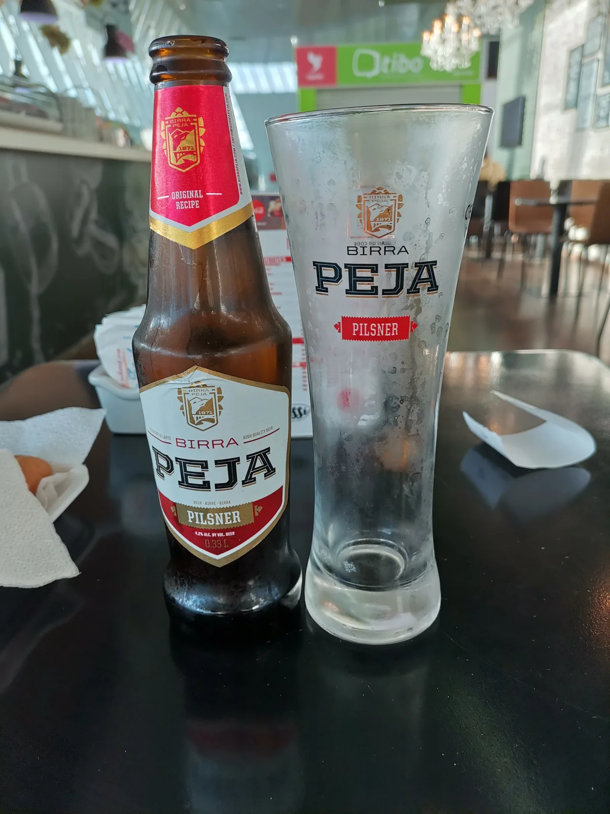 Birra Peja é uma cervejaria originária de Peja (Peć), no Kosovo, região dos Balcãs. Esta Pilsner segue o estilo tradicional europeu com um toque local, oferecendo uma cerveja clara, refrescante e bem equilibrada com notas de lúpulo moderadas. Com graduação alcoólica de 4,8%, é uma cerveja versátil e acessível, ideal para consumo casual. A marca representa a produção cervejeira do Kosovo e é amplamente distribuída na região balcânica. Nota no Untappd: 3.2/5.