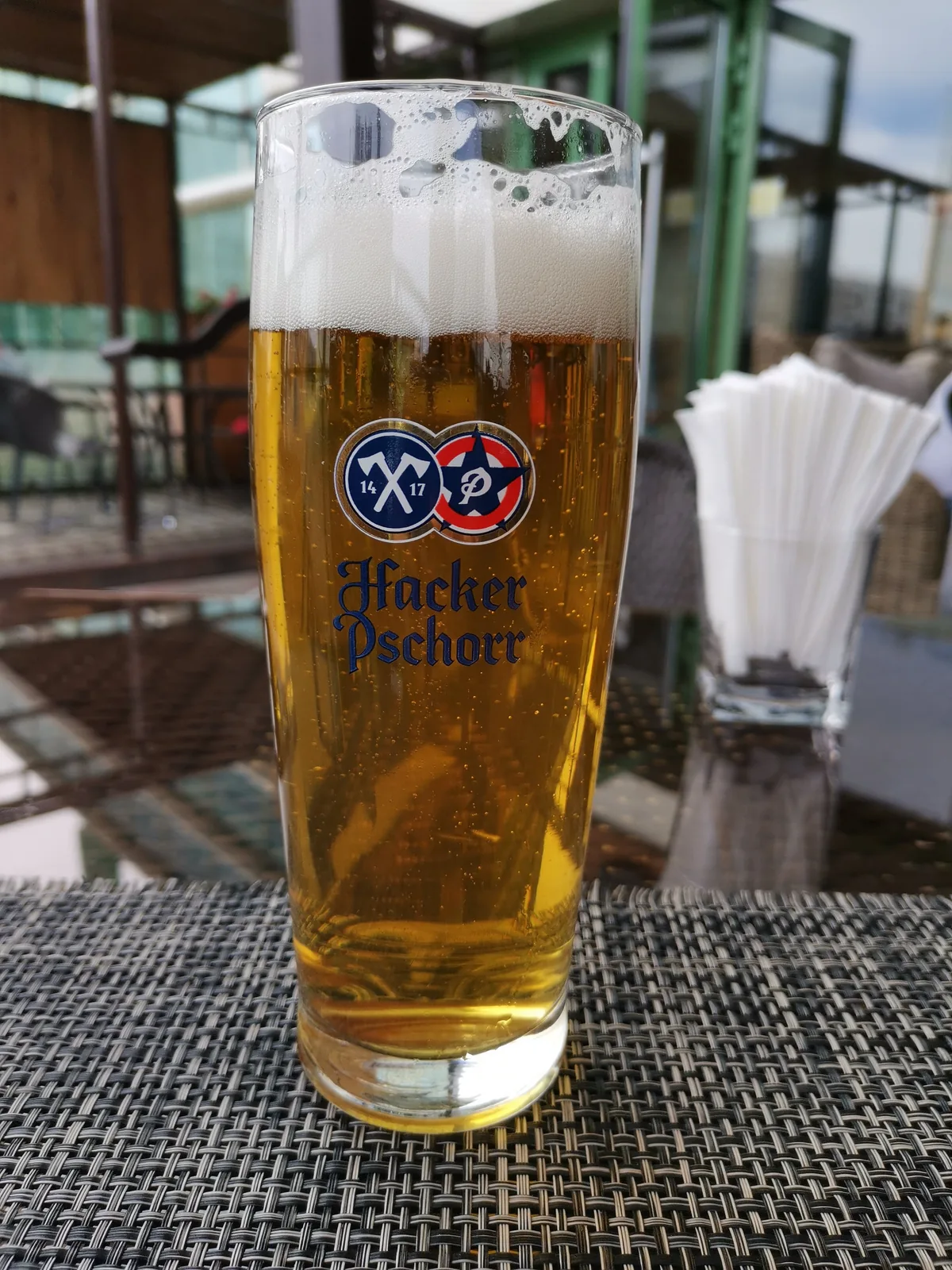 Hacker-Pschorr é uma cervejaria tradicional de Munique, Alemanha, fundada em 1417, sendo uma das mais antigas do mundo. A cerveja é um clássico Märzen, estilo típico da região da Baviera, com cor dourada clara, sabor maltado equilibrado e final seco característico. Com graduação alcoólica de 5,9%, é uma cerveja refrescante com tradição centenária, frequentemente associada à Oktoberfest e à cultura bávara. Nota no Untappd: 3.68/5.