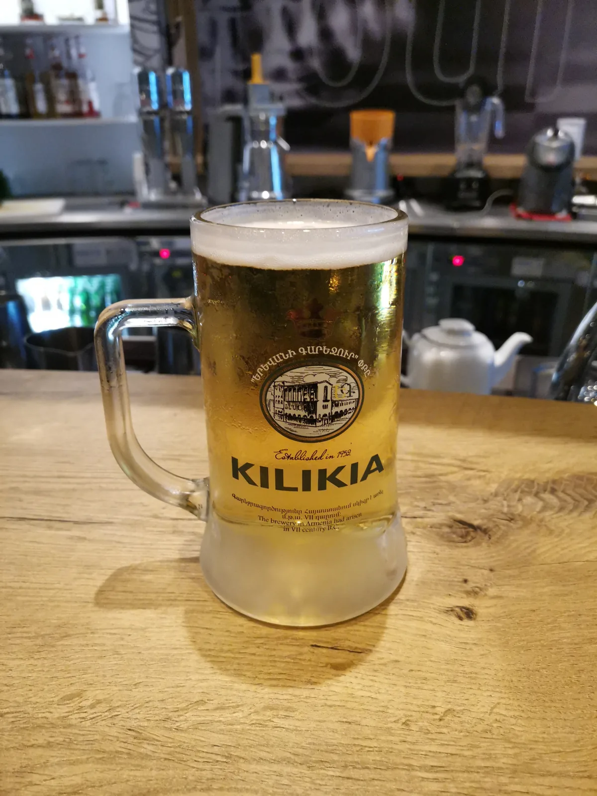 Kilikia é uma cerveja produzida pela cervejaria homônima da Armênia, estabelecida em 1998. Trata-se de uma pale lager clássica, refrescante e equilibrada, com um estilo tradicional que reflete a herança cervejeira do país do Cáucaso. A cerveja apresenta características marcantes de uma lager clara, com corpo leve e final limpo, ideal para consumo cotidiano. Nota no Untappd: 3.5/5.