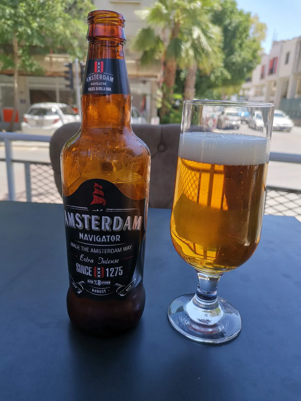 Amsterdam Navigator — Extra Intense Lager é uma lager forte holandesa da linha Amsterdam, associada à cervejaria Grolsch / Koninklijke Grolsch. É classificada como Strong Lager / European Strong Lager, com cerca de 8% ABV — algumas fontes/listagens mostram variações de 8,0% a 8,4%, dependendo do mercado/versão. No Untappd, aparece como Lager - Strong, com nota média em torno de 2,86/5 e mais de 15 mil avaliações.