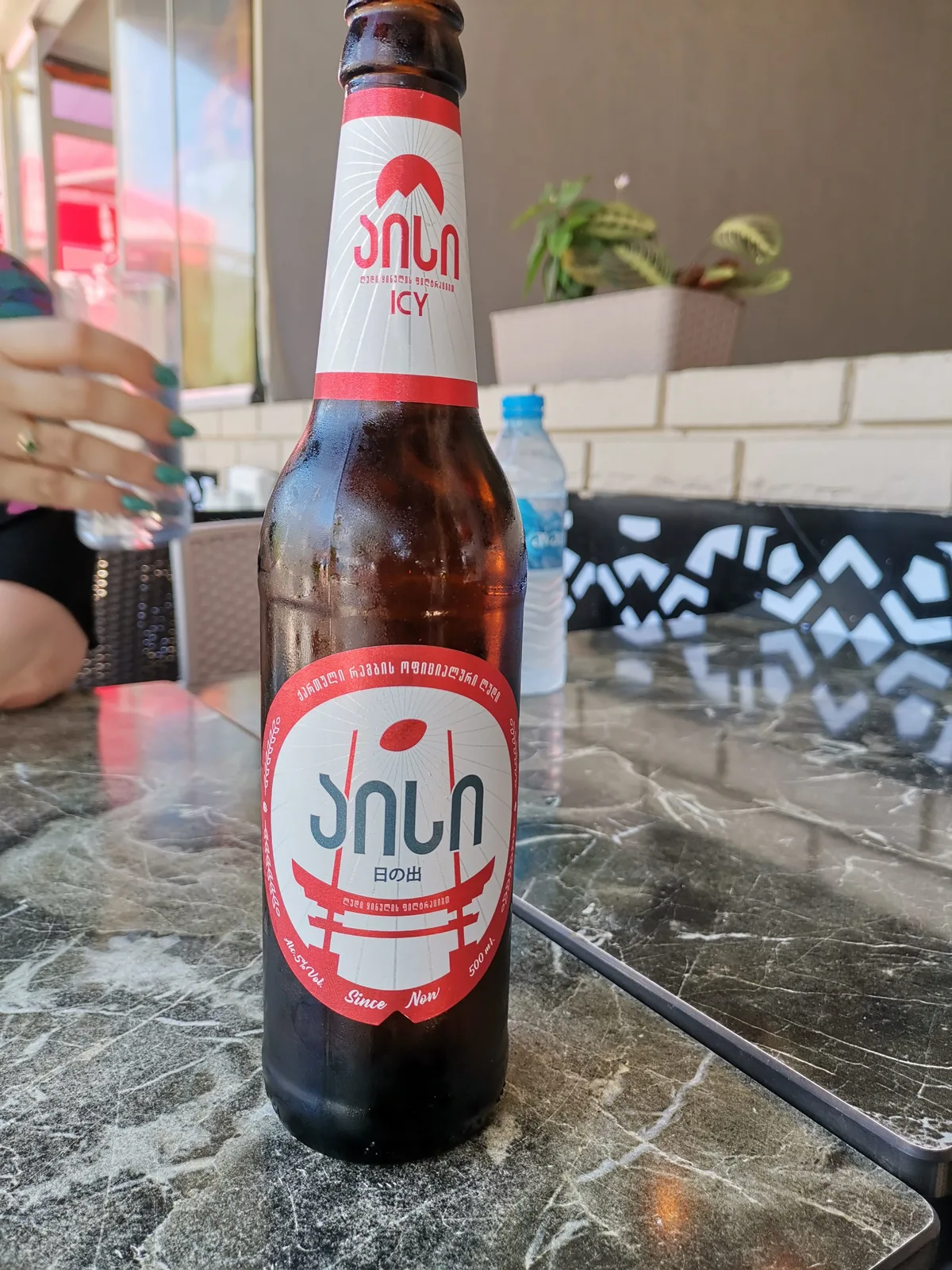 Sola é uma cerveja lager produzida pela Elbrus Brewery, uma cervejaria georgiana conhecida por suas bebidas refrescantes. Esta é uma versão icy (gelada) da marca, caracterizada por ser uma lager leve e refrescante, ideal para consumo em climas quentes. A cerveja apresenta um corpo leve com sabor limpo e crisp, típico do estilo lager europeu, com baixa graduação alcoólica tornando-a uma opção acessível para consumo casual.