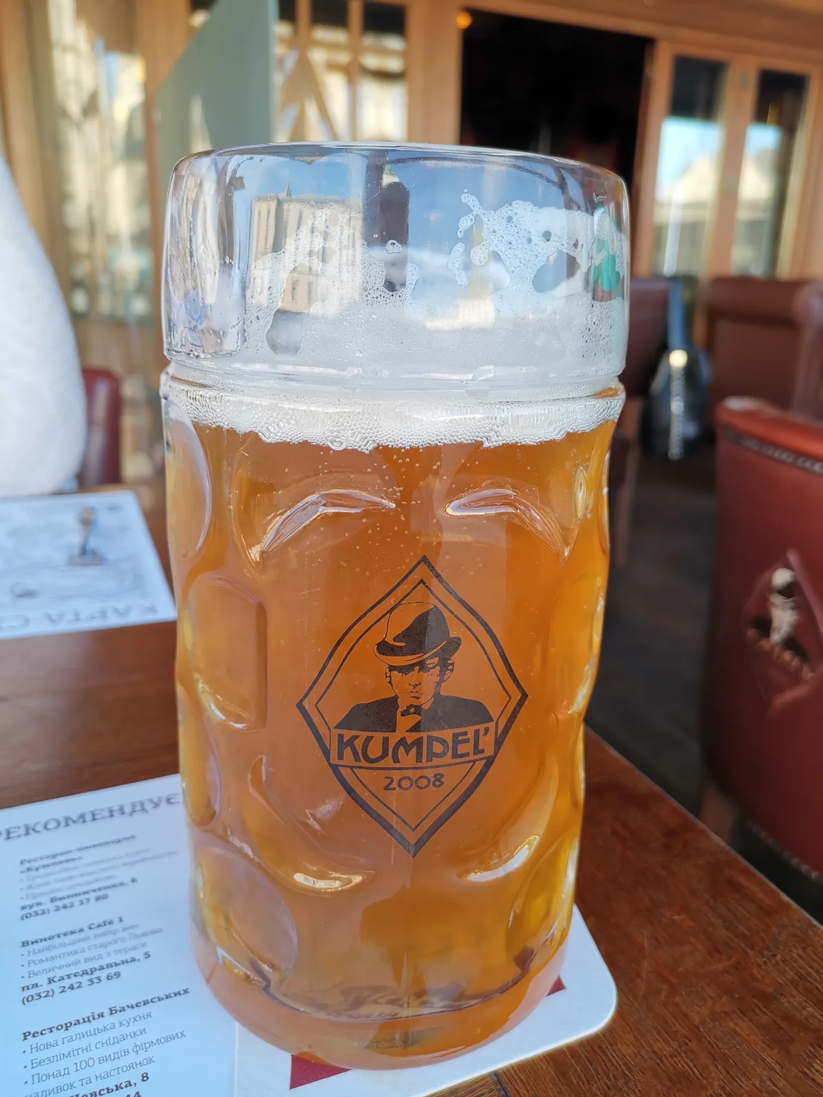 Kumpel é uma cerveja pilsner produzida pela cervejaria Kumpel, originária da Ucrânia. A marca é conhecida por sua apresentação clássica em copos de cerveja tradicionais e representa a tradição cervejeira da região. Com um estilo pilsner, a cerveja apresenta características típicas do estilo com amargor moderado e sabor refrescante. O rótulo com a figura do cavalheiro em um diamante é o distintivo visual característico da marca desde sua fundação em 2008.