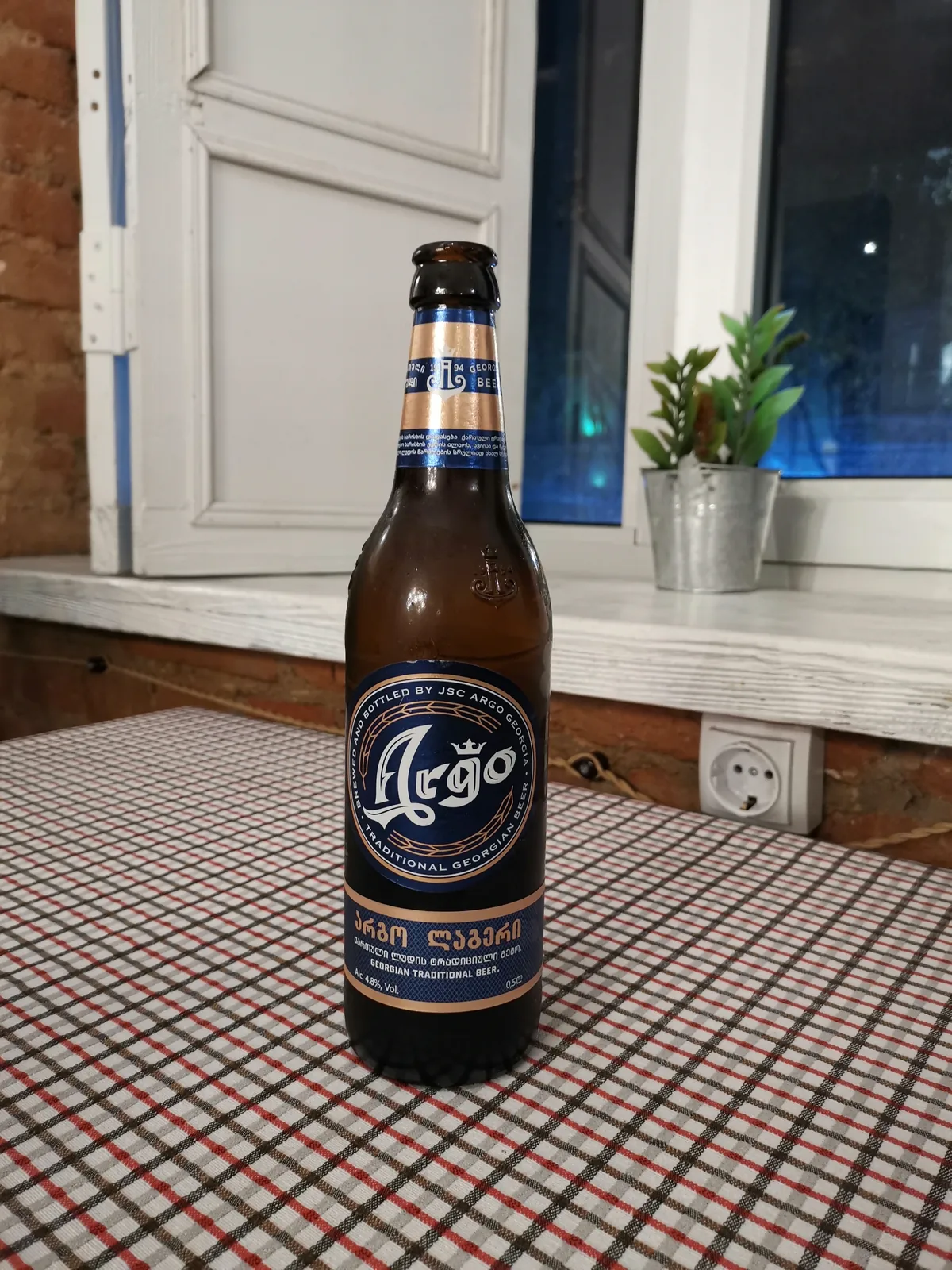 Argo é uma cerveja tradicional georgiana produzida pela cervejaria JSC Argo Group na Geórgia. Esta lager representa a herança cervejeira do país do Cáucaso, seguindo métodos tradicionais de produção. A cerveja apresenta um perfil equilibrado típico das lagers georgianas, com características suaves e refrescantes, ideal para acompanhar pratos tradicionais da culinária local.