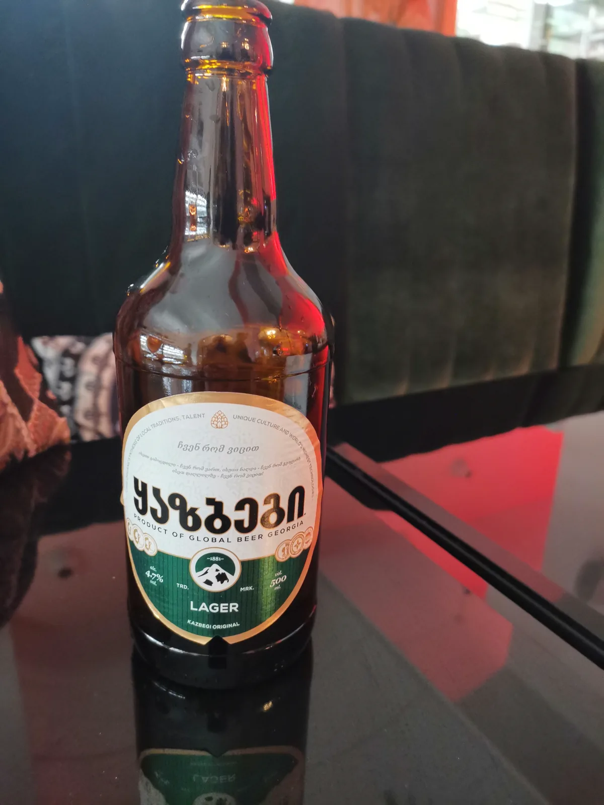 Kazbegi é uma cerveja lager produzida pela Global Beer Georgia, uma cervejaria com foco em cervejas de qualidade oriunda da Geórgia. Esta lager apresenta um estilo clássico e refrescante, com graduação alcoólica moderada de 4,7%, ideal para consumo diário. A cerveja reflete a tradição cervejeira georgiana e o rótulo em caracteres georgianos ressalta suas raízes locais, oferecendo um perfil de sabor equilibrado típico de lagers premium.