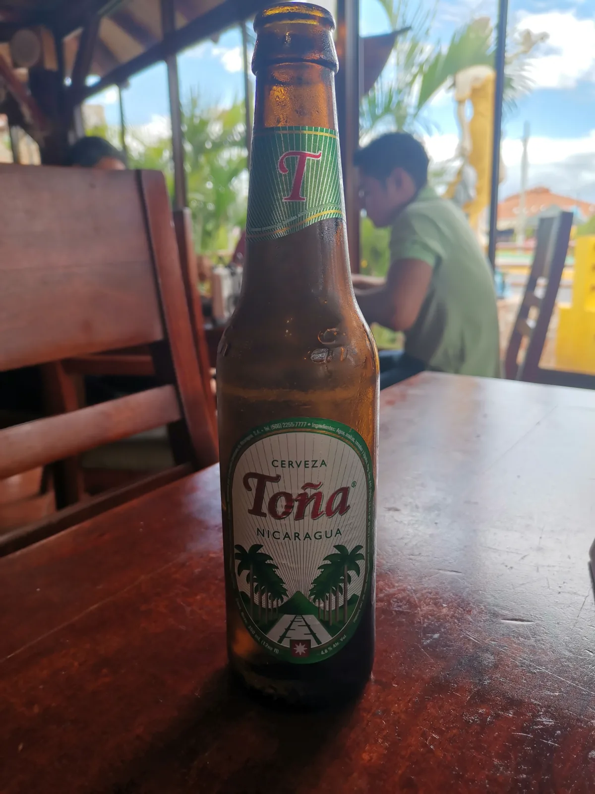 Toña é uma cerveja nicaraguense produzida pela Cervecería Centroamericana, uma das principais cervejarias da América Central. É uma pale lager refrescante e leve, com um perfil equilibrado de malte e lúpulo, ideal para os climas tropicais da região. A cerveja é conhecida por sua leveza e capacidade de refrescar, sendo extremamente popular na Nicarágua e em toda a América Central. Nota no Untappd: 3.5/5.