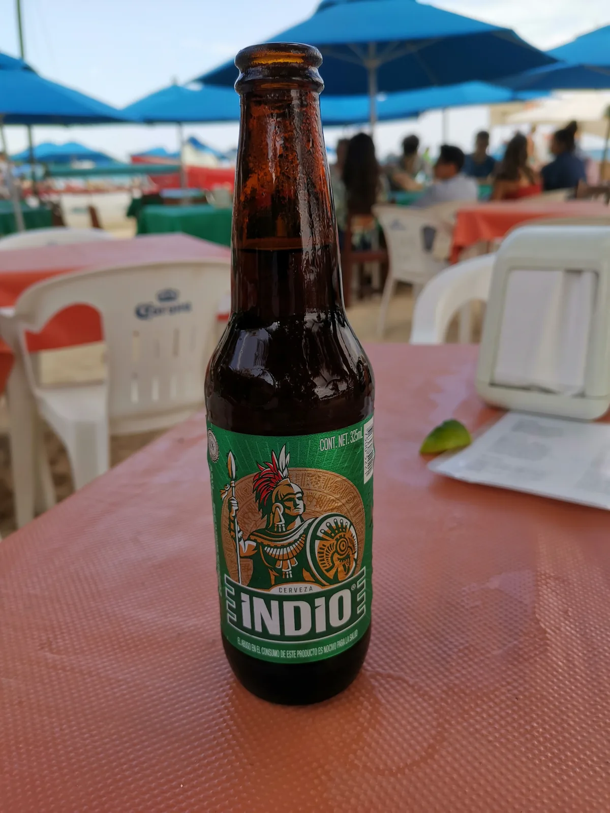 Indio é uma cerveja lager produzida pela Cervecería Cuauhtémoc Moctezuma, uma das principais cervejarias do México, localizada em Monterrey. Com uma história que remonta ao século XIX, esta cerveja é caracterizada por seu estilo lager clássico, refrescante e de corpo leve, com notas suaves de malte e um acabamento seco. Com 4.6% de álcool, é uma cerveja versátil e acessível, muito popular em toda a América Latina e conhecida por seu rótulo icônico com a imagem do guerreiro Asteca. Nota no Untappd: 3.5/5.