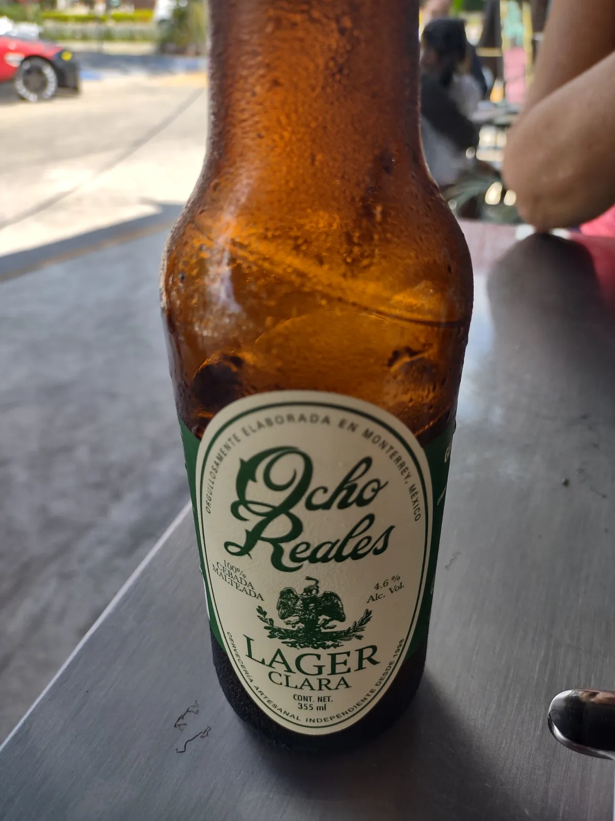 Ocho Reales é uma cerveja lager clara elaborada em Monterrey, México, representando a tradição cervejeira mexicana. Com 4.6% de álcool, apresenta-se como uma bebida refrescante e equilibrada, típica do estilo lager mexicano. A cerveja possui características leves e cristalinas, ideal para consumo em clima quente, mantendo a herança das cervejas mexicanas clássicas.