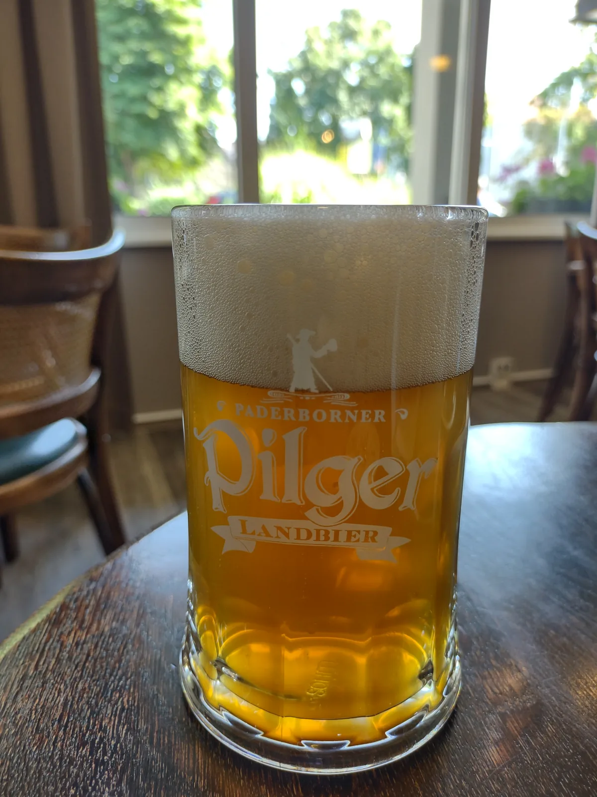 Paderborner Pilger é uma cerveja Pilsner clássica produzida pela Paderborner Brauerei, localizada em Paderborn, Alemanha, uma região com tradição cervejeira que remonta ao século XVI. Esta cerveja apresenta características típicas do estilo Pilsner alemão, com amargor equilibrado, aroma floral e sabor limpo e refrescante. Com graduação alcoólica de 4,8%, é uma cerveja leve e facilmente bebível, perfeita para acompanhar refeições ou momentos de convivência. Nota no Untappd: 3.58/5.