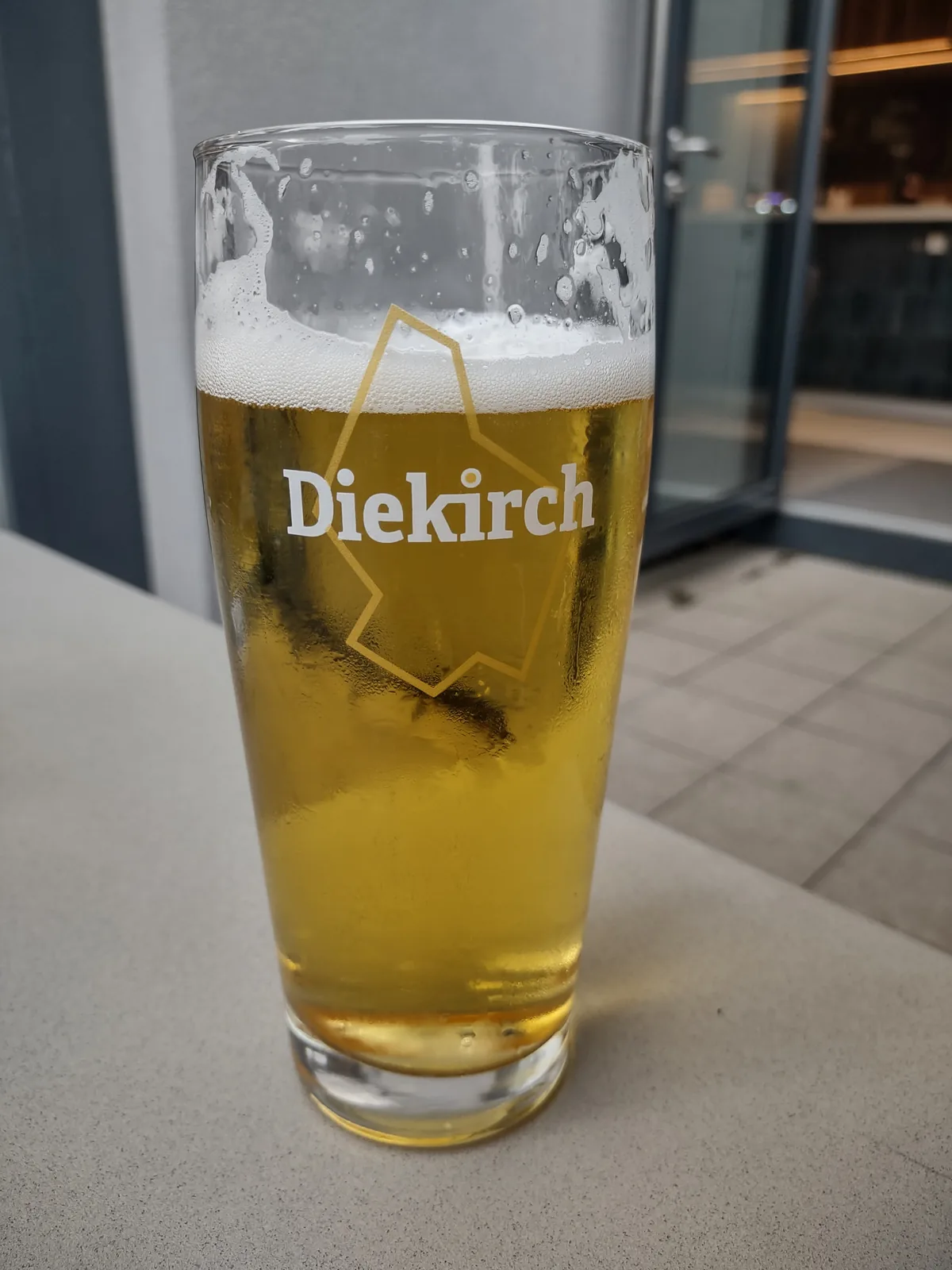 Diekirch é uma cerveja pilsen produzida pela Brasserie de Diekirch, fundada em 1871 na pequena localidade de Diekirch, Luxemburgo. Esta cerveja é uma das mais tradicionais do país, caracterizando-se por seu sabor equilibrado e refrescante, típico do estilo pilsen europeu. Com graduação alcoólica de 4,8%, oferece uma bebida leve e agradável, popular em todo o Luxemburgo e regiões vizinhas. Nota no Untappd: 3.52/5.