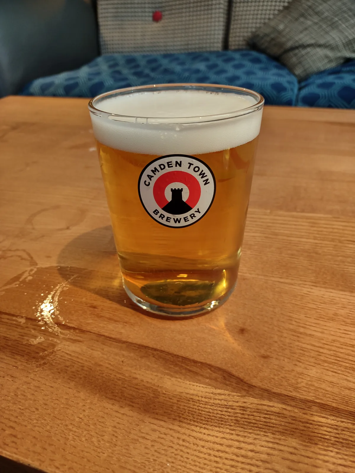 A Camden Town Brewery é uma cervejaria inglesa localizada em Londres, fundada em 2010. Esta Pale Ale é uma das cervejas mais populares da marca, caracterizando-se por um perfil equilibrado com notas cítricas e florais típicas do estilo. Com 4.0% de álcool, é uma cerveja acessível e refrescante, perfeita para consumo diário, exibindo amargor moderado e final seco. Nota no Untappd: 3.52/5.