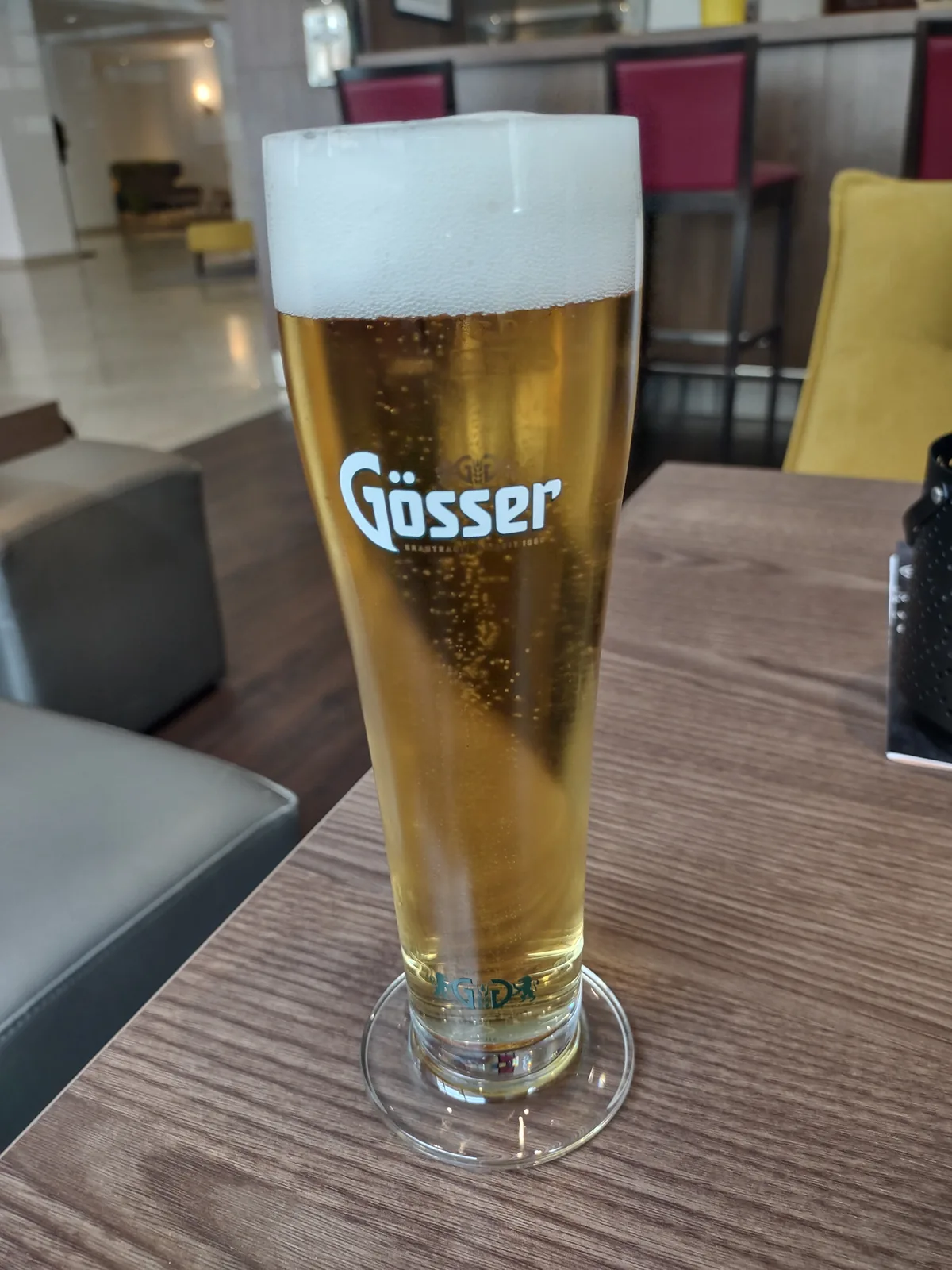 Gösser é uma cerveja austríaca produzida pela Gösser Brauerei, localizada em Leoben, na Estíria, desde 1860. É um estilo Pilsner clássico, conhecida por seu perfil equilibrado com amargor moderado e notas de malte suave. Com 5,2% de álcool, é uma cerveja refrescante e acessível, amplamente consumida na Áustria e Europa Central, caracterizada por sua claridade dourada e espuma cremosa. Nota no Untappd: 3.54/5.