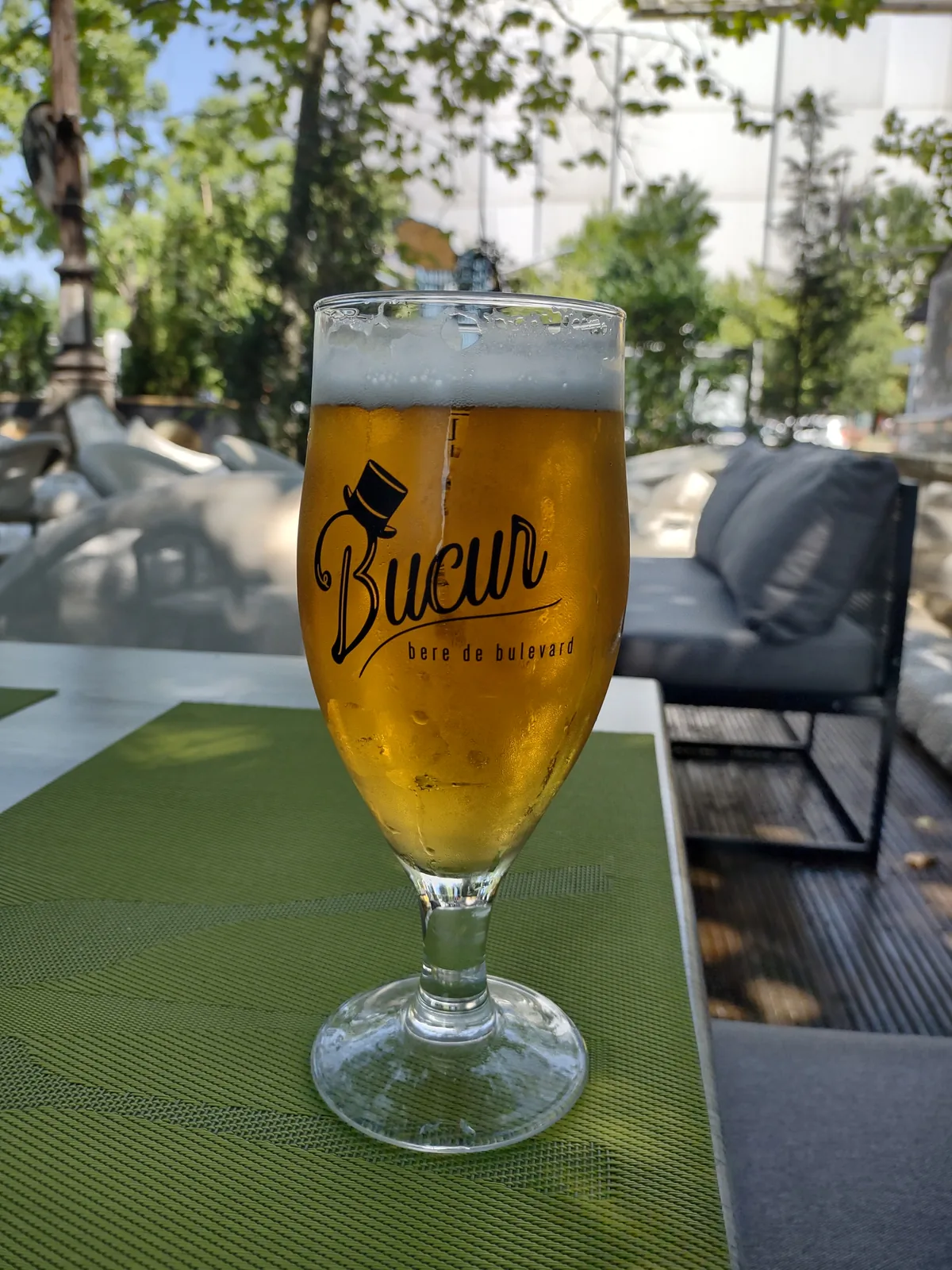 Bueurn é uma cerveja produzida pela cervejaria Biere de Boulevard, originária da região belga/francesa. Trata-se de uma Lager clara com características refrescantes e apresentação elegante em copo tulipa. A cerveja possui boa carbonatação e cor dourada típica de cervejas deste estilo, ideal para consumo em ambientes ao ar livre.