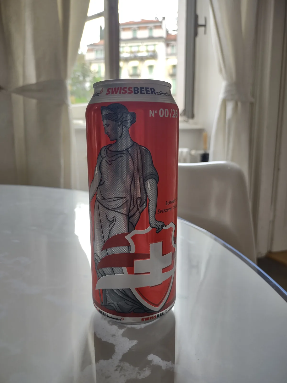 Svizzero é uma cerveja suíça que faz parte da coleção Swiss Beer Collection, celebrando a identidade nacional helvética através de sua iconografia com a figura da Helvétia e a cruz suíça no rótulo. Trata-se de um lager de origem suíça, seguindo a tradição cervejeira alpina conhecida pela qualidade e refinamento. A cerveja apresenta um design minimalista moderno que homenageia símbolos nacionais da Suíça, características típicas de cervejas artesanais que buscam resgatar identidade regional.