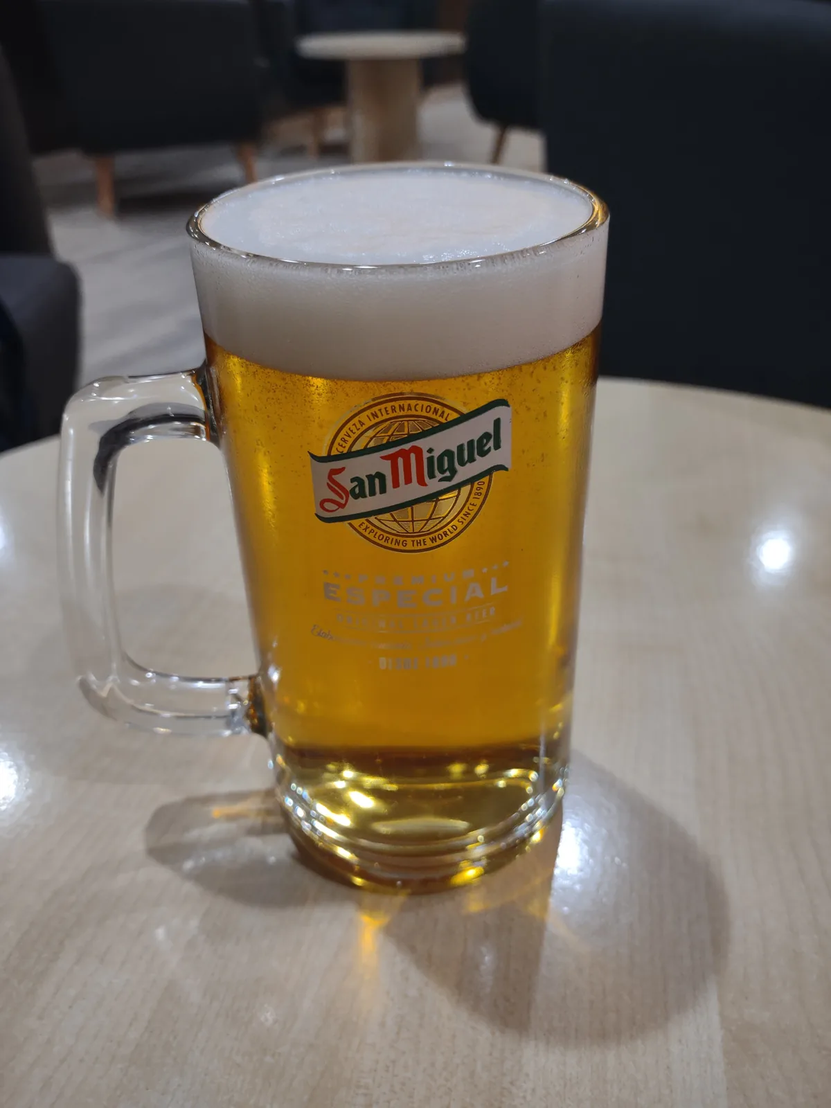 San Miguel Especial é uma lager produzida na Espanha pelo grupo Mahou-San Miguel, um dos maiores conglomerados cervejeiros da Península Ibérica. Apesar da marca ter origem filipina — fundada em Manila em 1890 —, a versão Especial é essencialmente espanhola, lançada após o licenciamento da marca na década de 1950. Com 5,4% de álcool, é uma das cervejas mais vendidas da Espanha, caracterizada por sabor suave, amargor discreto e boa carbonatação. Nota no Untappd: 3.2/5.