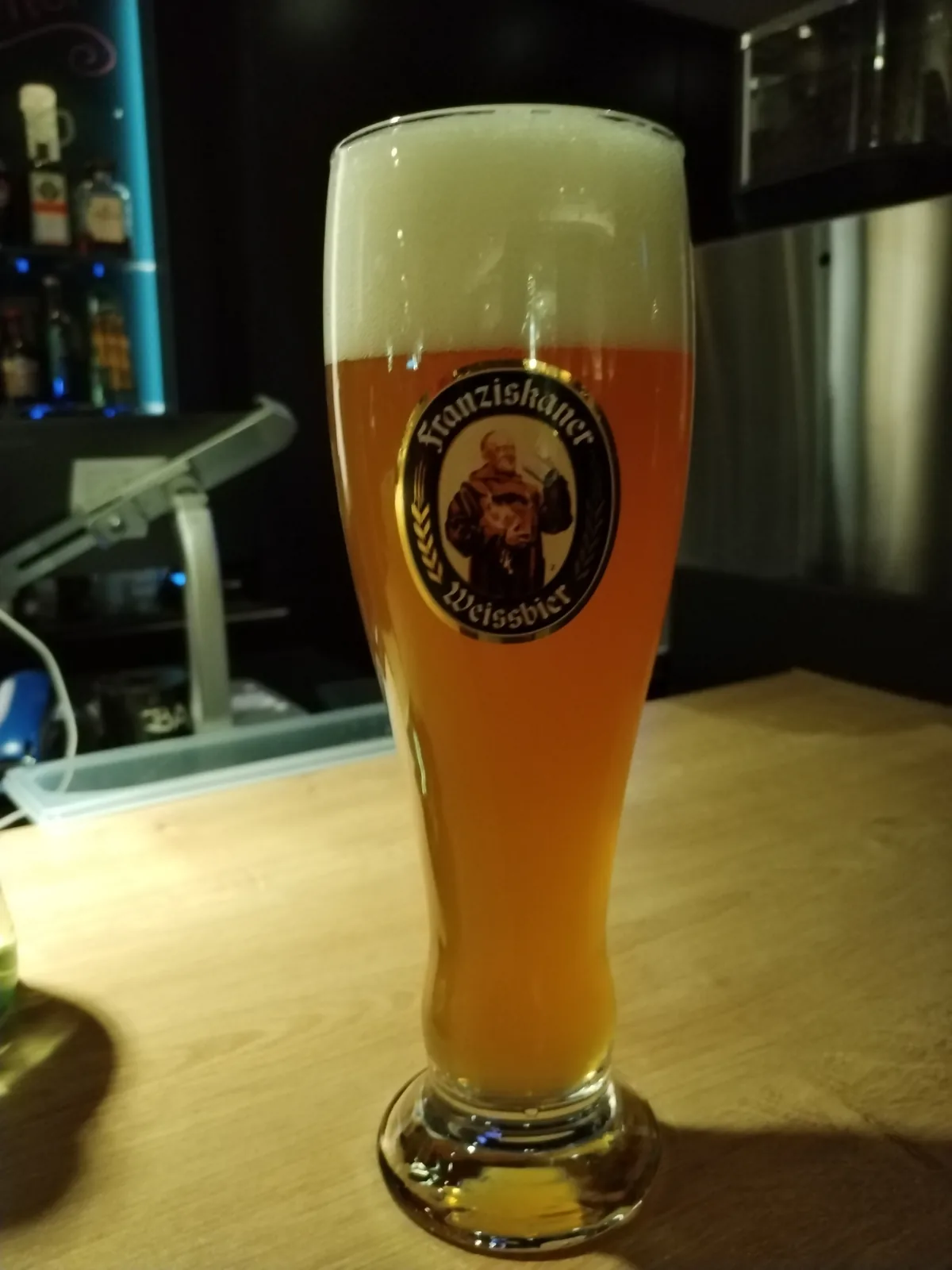 Franziskaner Weissbier é uma cerveja de trigo tradicional bávara produzida pela cervejaria Spaten-Franziskaner-Bräu, localizada em Munique, Alemanha, desde 1363. É uma Hefeweizen clássica, conhecida por suas notas de banana e cravo, corpo leve e refrescante com um final seco e equilibrado. Apresenta graduação alcoólica de 5,0%, sendo uma cerveja acessível e muito popular na Baviera e internacionalmente. Nota no Untappd: 3.58/5.