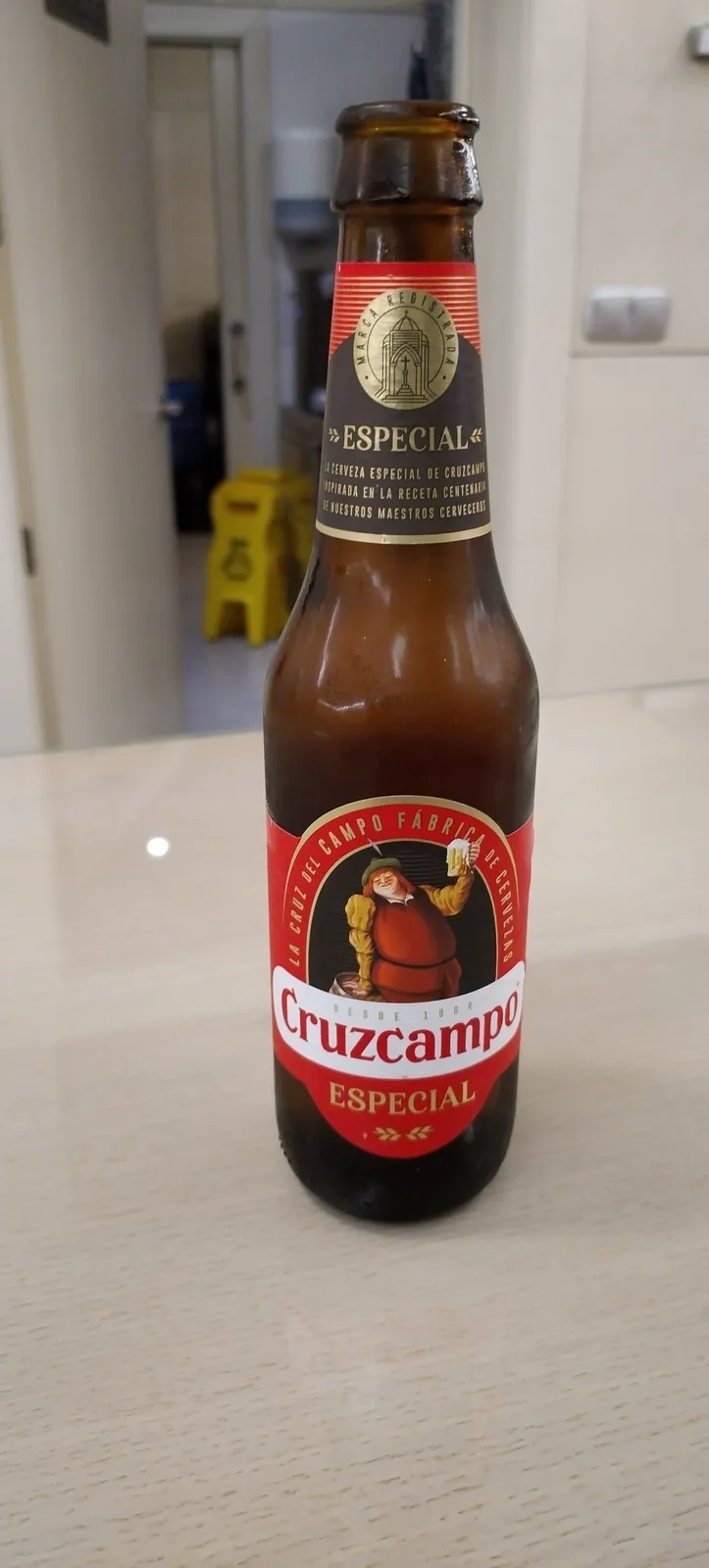Cruzcampo Especial é uma cerveja lager produzida pela cervejaria Cruzcampo, fundada em 1904 em Sevilla, Espanha. É uma cerveja clara de estilo pilsen espanhol, com características refrescantes e um sabor equilibrado entre o lúpulo e o malte, apresentando uma graduação alcoólica moderada de 4,8%. A marca é tradicional na região da Andaluzia e é uma das cervejas mais populares da Espanha. Nota no Untappd: 3.2/5.