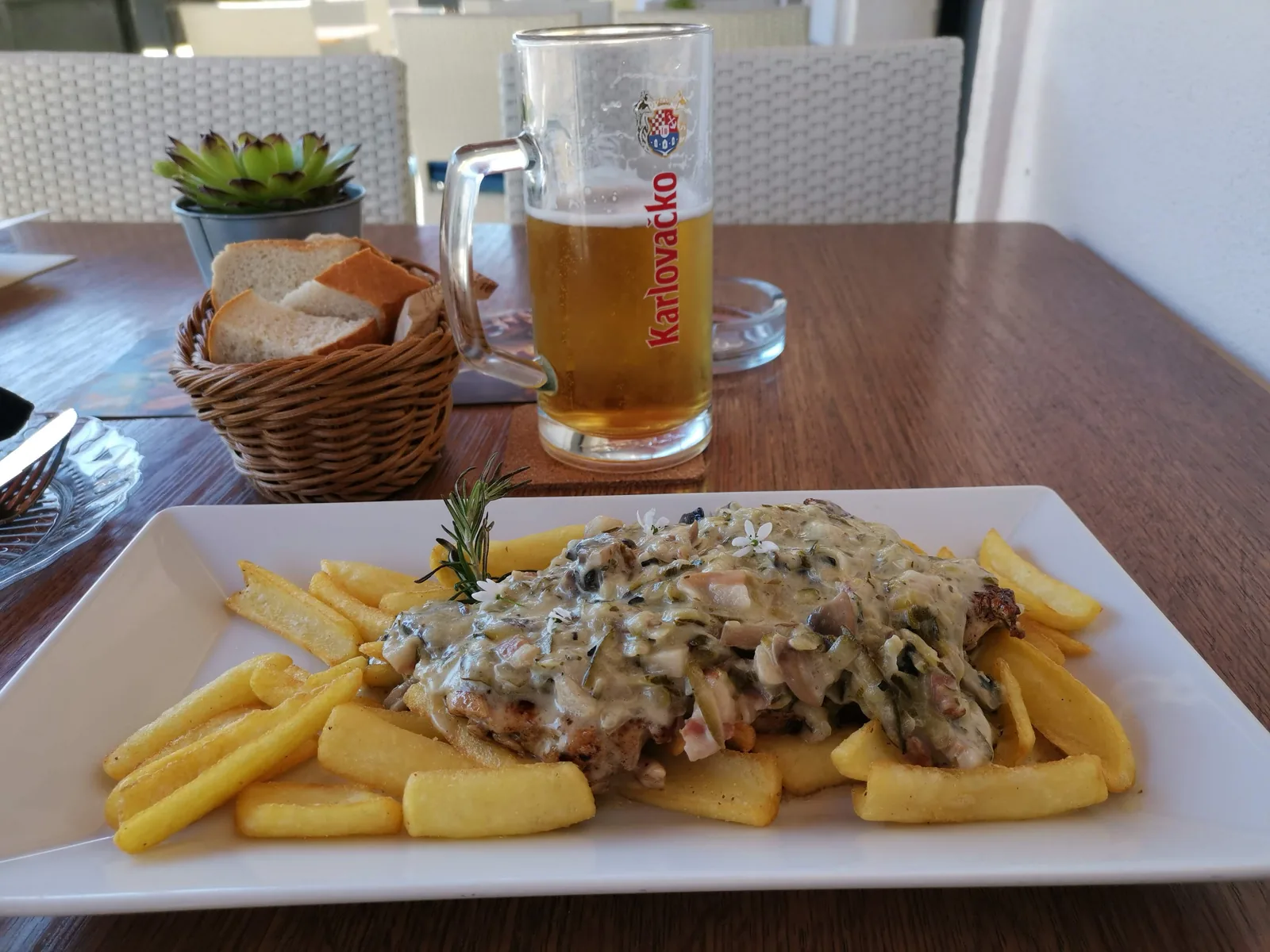 Karlovačko é uma cerveja lager clara produzida pela Karlovačka Pivovara, cervejaria localizada em Karlovac, Croácia, com mais de 150 anos de história. É uma cerveja de estilo pilsen tradicional, conhecida por seu sabor equilibrado, refrescante e levemente maltado, com amargor moderado. Com 5% de teor alcoólico, é uma cerveja versátil e popular nos Bálcãs, especialmente na Croácia. Nota no Untappd: 3.52/5.