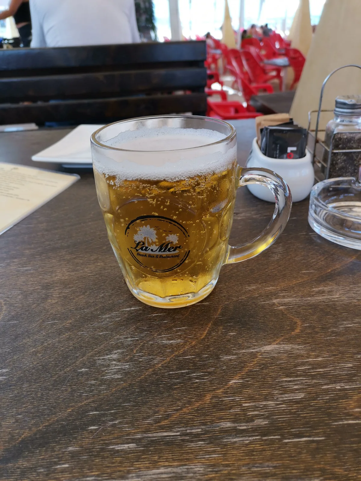 A Kulmbach é uma cervejaria tradicional alemã localizada na Baviera, conhecida por suas cervejas de qualidade desde o século XIX. Esta Pilsner é uma cerveja clara e refrescante, caracterizada pelo amargor equilibrado e aroma floral típico do estilo. Com teor alcoólico de 4,9%, oferece uma bebida leve e agradável, perfeita para o consumo em bares e restaurantes tradicionais alemães. Nota no Untappd: 3.65/5.