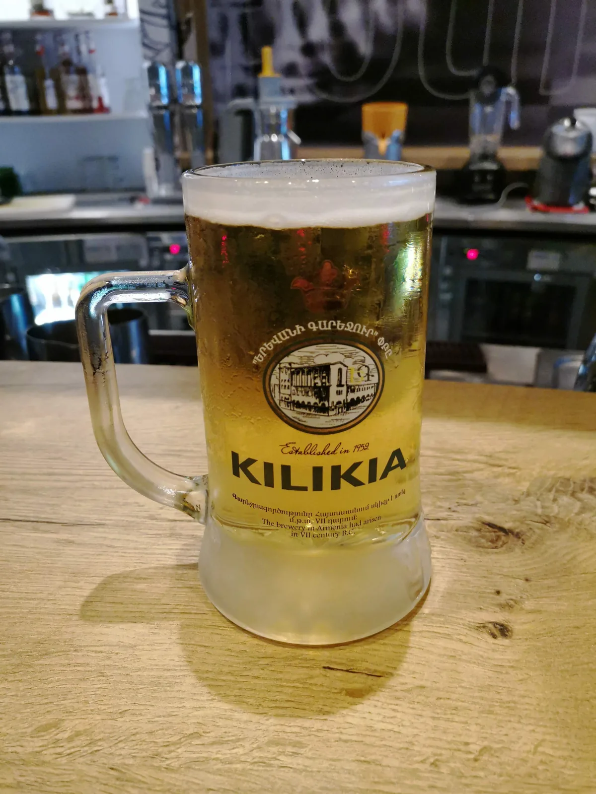 Kilikia é uma cerveja produzida pela cervejaria homônima da Armênia, estabelecida em 1992 em Yerevan. É uma cerveja tipo Pilsen/Pale Lager, com características refrescantes e leves, típicas do estilo europeu. A cerveja apresenta um corpo médio e amargor moderado, sendo popular na região do Cáucaso. Com graduação alcoólica de 4,8%, é uma bebida versátil e acessível para o consumo diário. Nota no Untappd: 3.42/5.