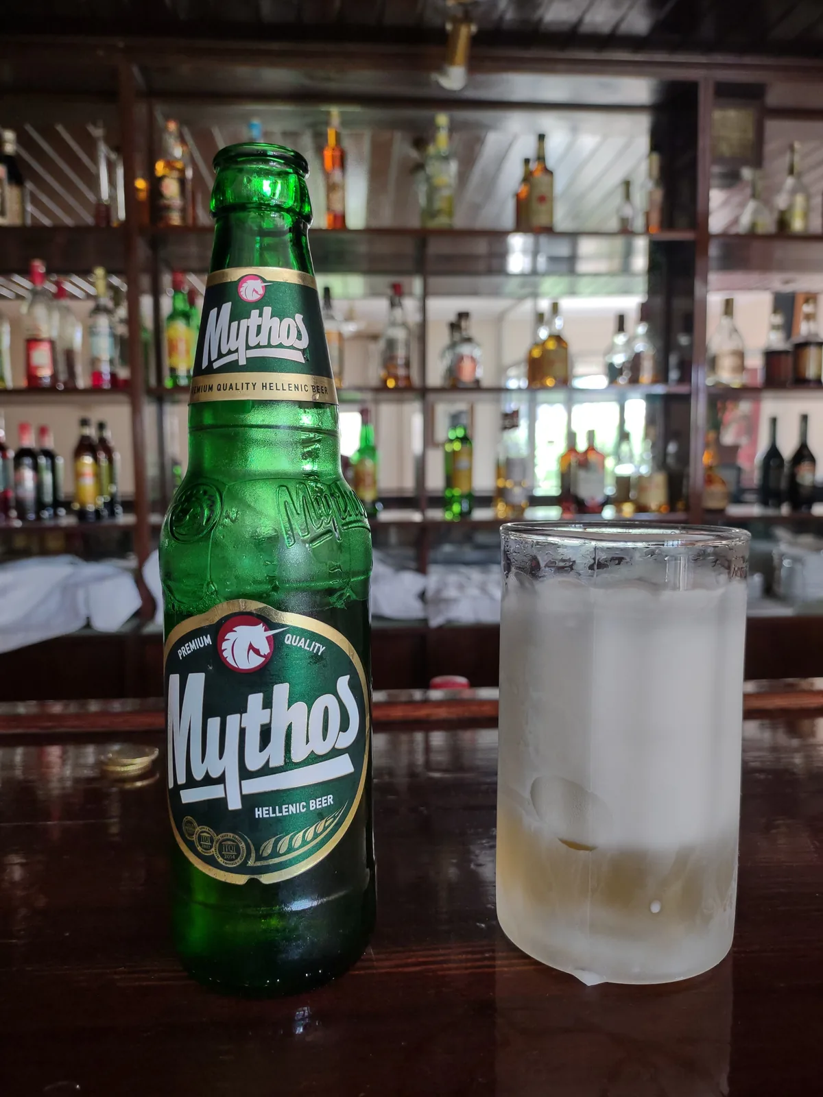 Mythos é uma cerveja pilsen grega produzida pela Mythos Brewery, fundada em 1997 na cidade de Rio, no Peloponeso, Grécia. É a cerveja mais popular da Grécia e é conhecida por ser uma lager clara, refrescante e de sabor suave com notas levemente amargas. Com 4,7% de álcool, é uma bebida leve e versátil, ideal para o clima quente do Mediterrâneo, e é amplamente distribuída em toda a Grécia e região. Nota no Untappd: 3.4/5.