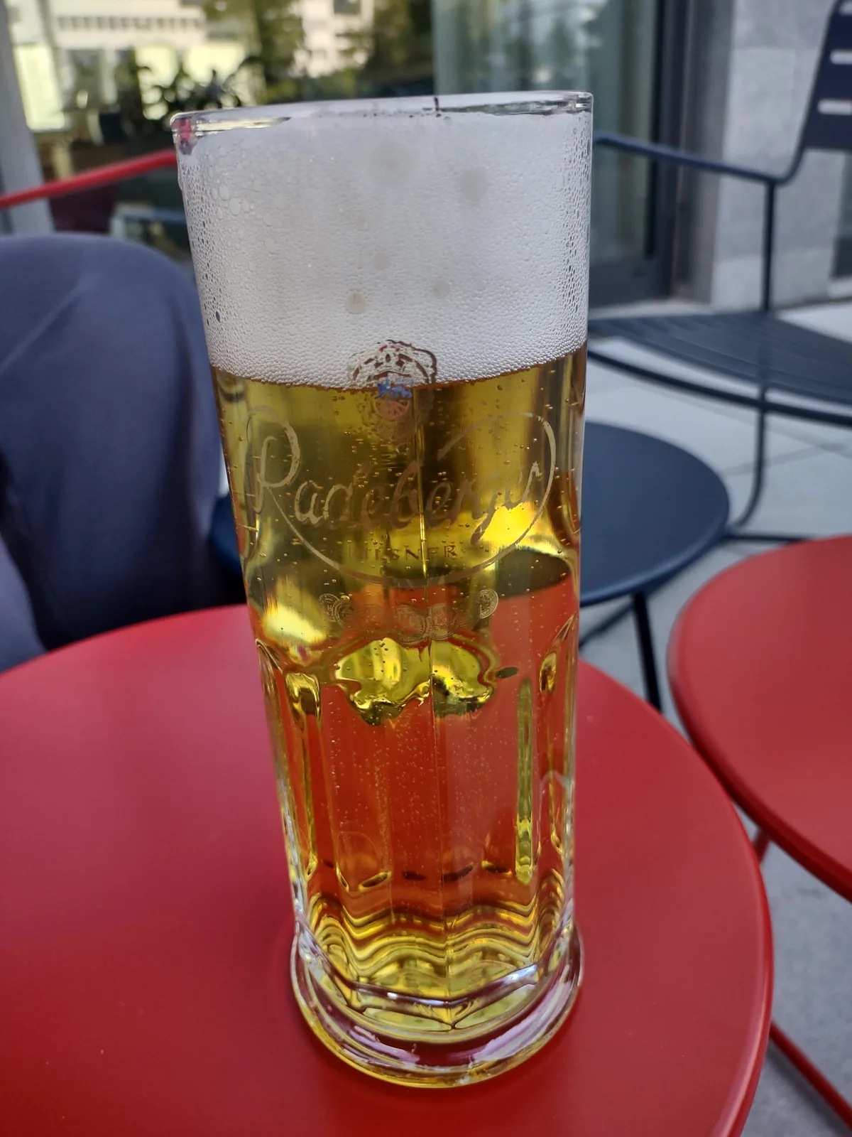 Radeberg é uma cerveja pilsen produzida pela Radebeuger Brauerei, localizada em Radebeul, perto de Dresden, na Alemanha. Com mais de 150 anos de história, esta cerveja é um clássico alemão conhecido por seu sabor equilibrado, amargor moderado e corpo leve característico do estilo pilsen. Apresenta uma cor dourada clara com espuma branca abundante, refrescante ao paladar com notas sutis de lúpulo. Nota no Untappd: 3.54/5.