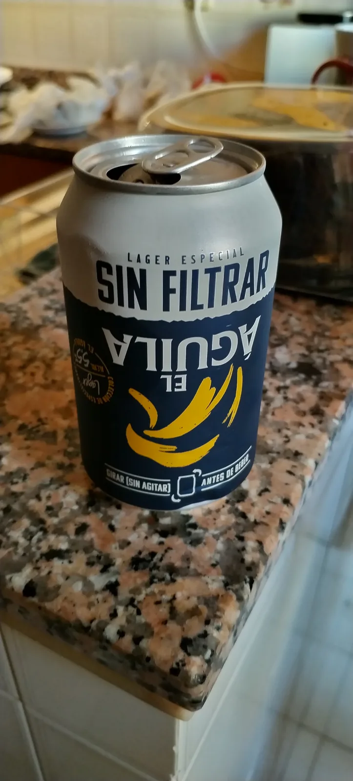 El Platano Sin Filtrar é uma cerveja lager especial sem filtrar, produzida pela cervejaria El Platano, originária da América Latina. Trata-se de uma lager artesanal que mantém sua turvidez natural característica das cervejas não filtradas, oferecendo um corpo mais encorpado e sabores mais intensos. A cerveja apresenta uma graduação alcoólica moderada e é conhecida por suas características marcantes de uma lager de qualidade com toque de artesanalidade.