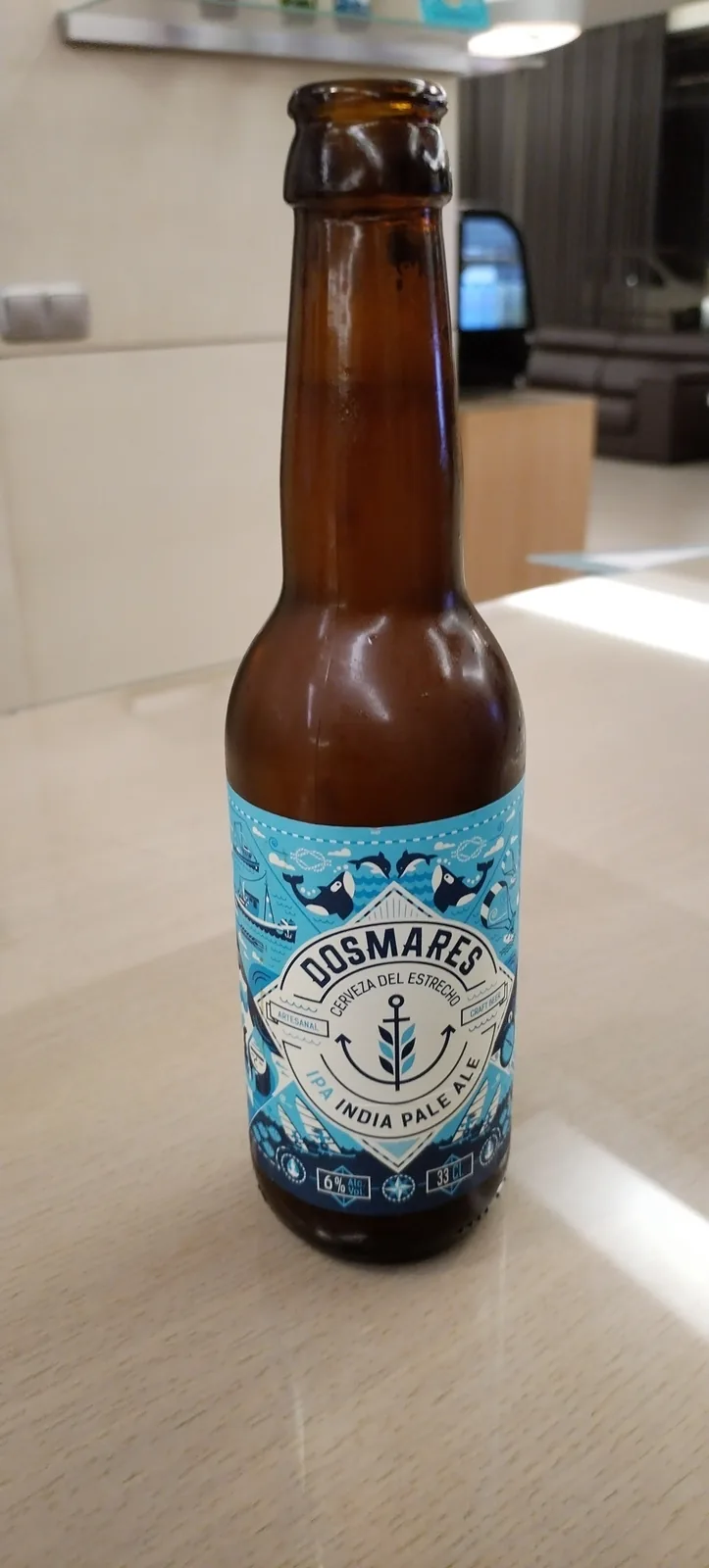 Dosmares é uma cerveja IPA produzida pela cervejaria Dosmares, com origem na Espanha (sugerido pelo texto 'Cerveza del Estrecho' no rótulo, referência ao Estreito de Gibraltar). Com 6% de álcool, é uma IPA clássica que combina amargor e aromas frutados característicos do estilo. A cerveja apresenta design moderno e temático marítimo, refletindo a conexão com a região costeira e a tradição cervejeira espanhola.