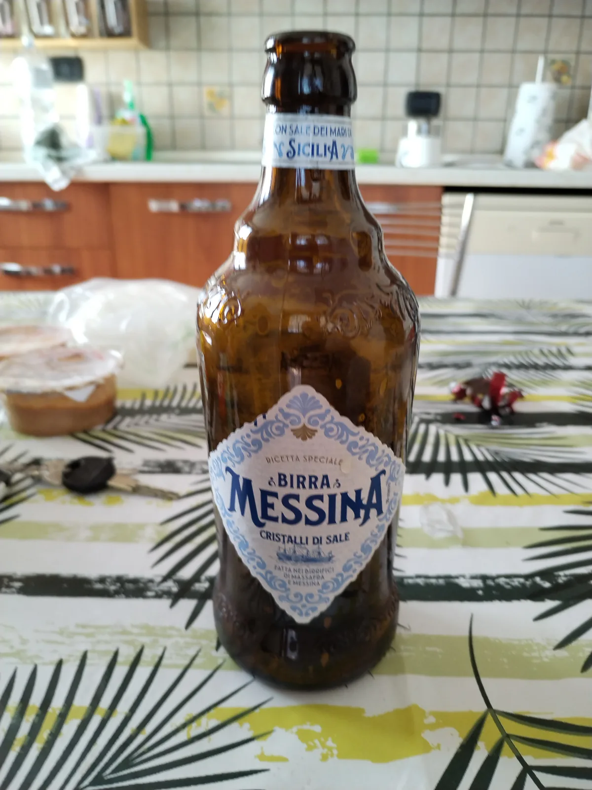 Birra Messina é uma cervejaria siciliana italiana fundada em Messina, na Sicília. Esta cerveja é uma lager refrescante com uma receita especial que incorpora cristais de sal marinho, conferindo-lhe um caráter único e ligeiramente salgado. Com teor alcoólico moderado de 4,7%, apresenta um sabor equilibrado, levemente mineral e crocante, típico das cervejas do Mediterrâneo italiano. É uma cerveja artesanal que reflete a tradição cervejeira siciliana. Nota no Untappd: 3.58/5.