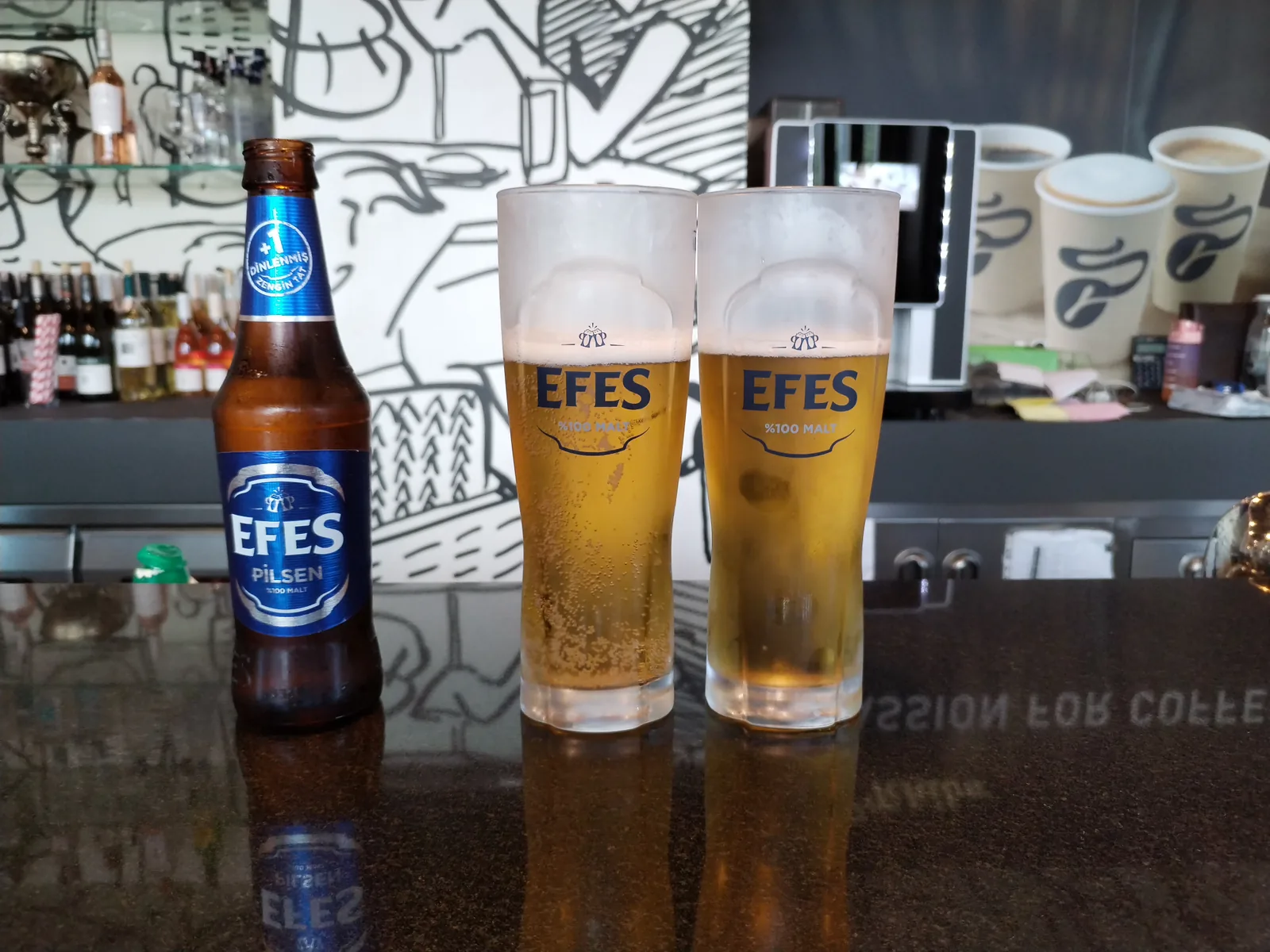 Efes Pilsen é a cerveja mais popular da Turquia, produzida pela cervejaria Anadolu Efes desde 1969. Esta pilsen de estilo europeu é conhecida por seu sabor equilibrado, com notas de malte e lúpulo, apresentando amargor moderado e final seco. Com 5% de álcool, é uma cerveja refrescante e acessível, amplamente consumida na Turquia e em diversos países do Oriente Médio e Ásia. Nota no Untappd: 3.41/5.