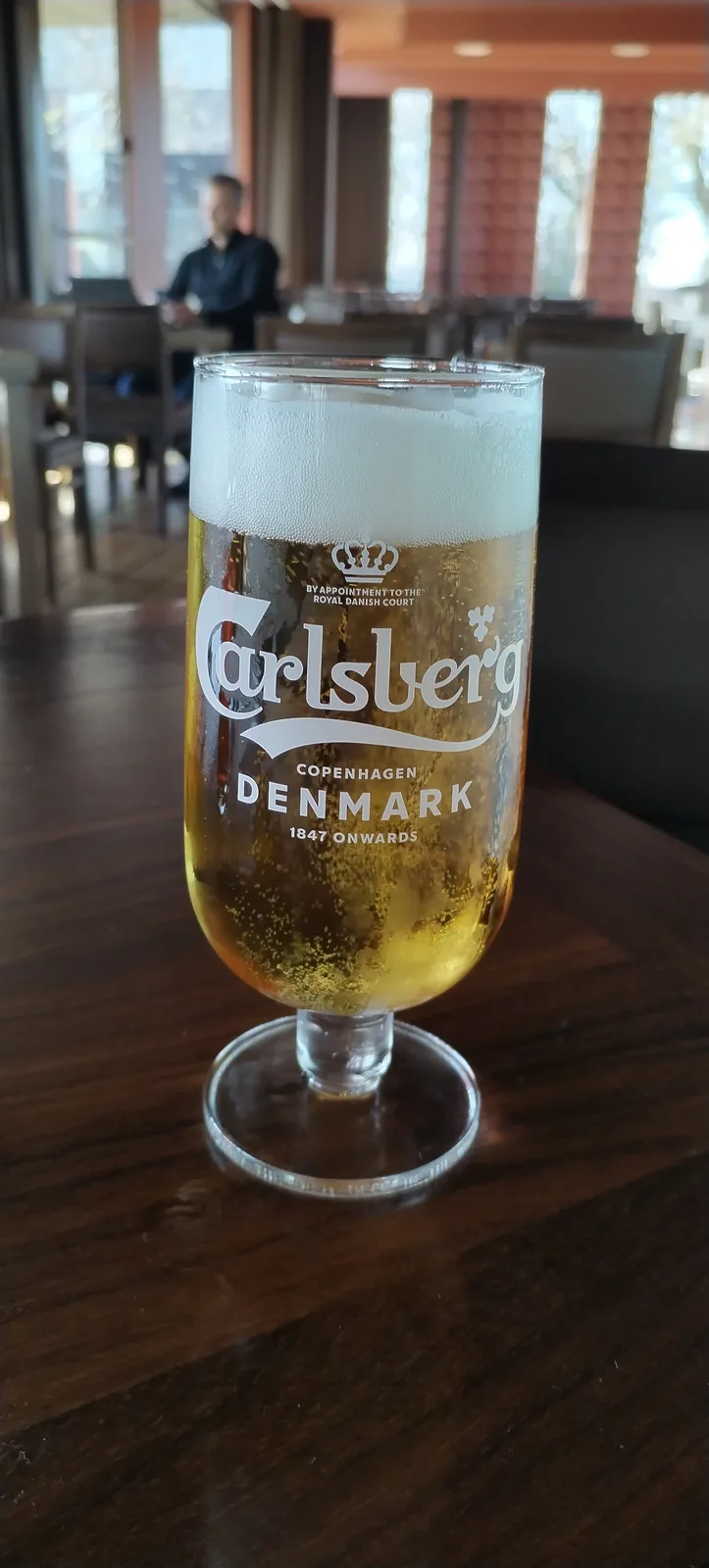Carlsberg é uma cerveja produzida pela cervejaria homônima fundada em Copenhague, Dinamarca, em 1847. É uma lager pilsen clássica de origem dinamarquesa, conhecida por seu sabor suave, equilibrado e refrescante com notas de malte levemente doce. A cerveja possui graduação alcoólica moderada de 4.6% ABV e é uma das marcas de cerveja mais reconhecidas e consumidas mundialmente, com presença em mais de 140 países. Nota no Untappd: 3.2/5.