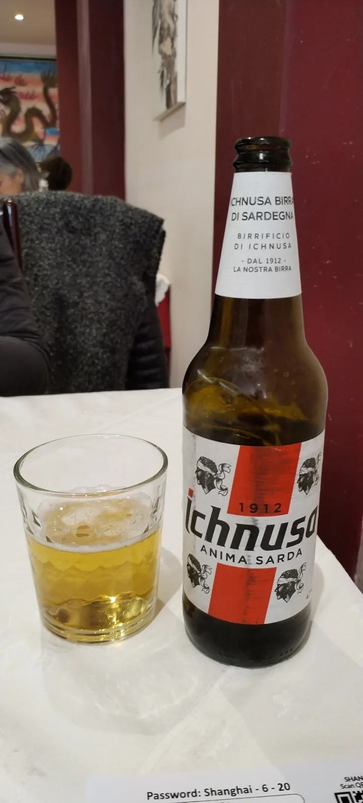 Ichnusa é a cerveja tradicional da Sardenha, Itália, produzida desde 1912 pelo Birrificio di Ichnusa em Cagliari. É uma lager clara e refrescante com um perfil equilibrado, notas leves de malte e amargor moderado, característica das cervejas mediterrâneas. Com 4,7% de álcool, é uma bebida leve e agradável, popular na região da Sardenha e cada vez mais conhecida em todo o território italiano. Nota no Untappd: 3.52/5.