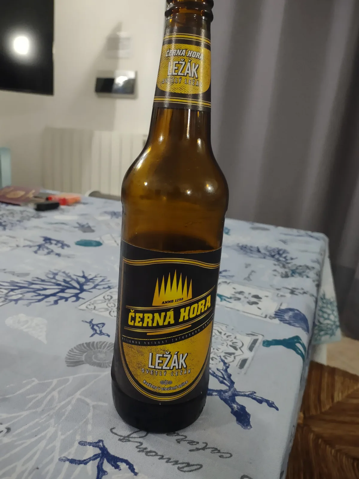 Černá Hora Ležák é uma cerveja produzida pela cervejaria Černá Hora, localizada na República Checa, uma instituição cervejeira com tradição que remonta a 1238. Trata-se de uma pale lager clássica boêmia, com perfil equilibrado, corpo leve a médio e amargor moderado. A cerveja apresenta características típicas do estilo: cor dourada clara, aroma floral e herbáceo, com notas suaves de malte e um final limpo e refrescante, com graduação alcoólica de 4.8%. Nota no Untappd: 3.42/5.