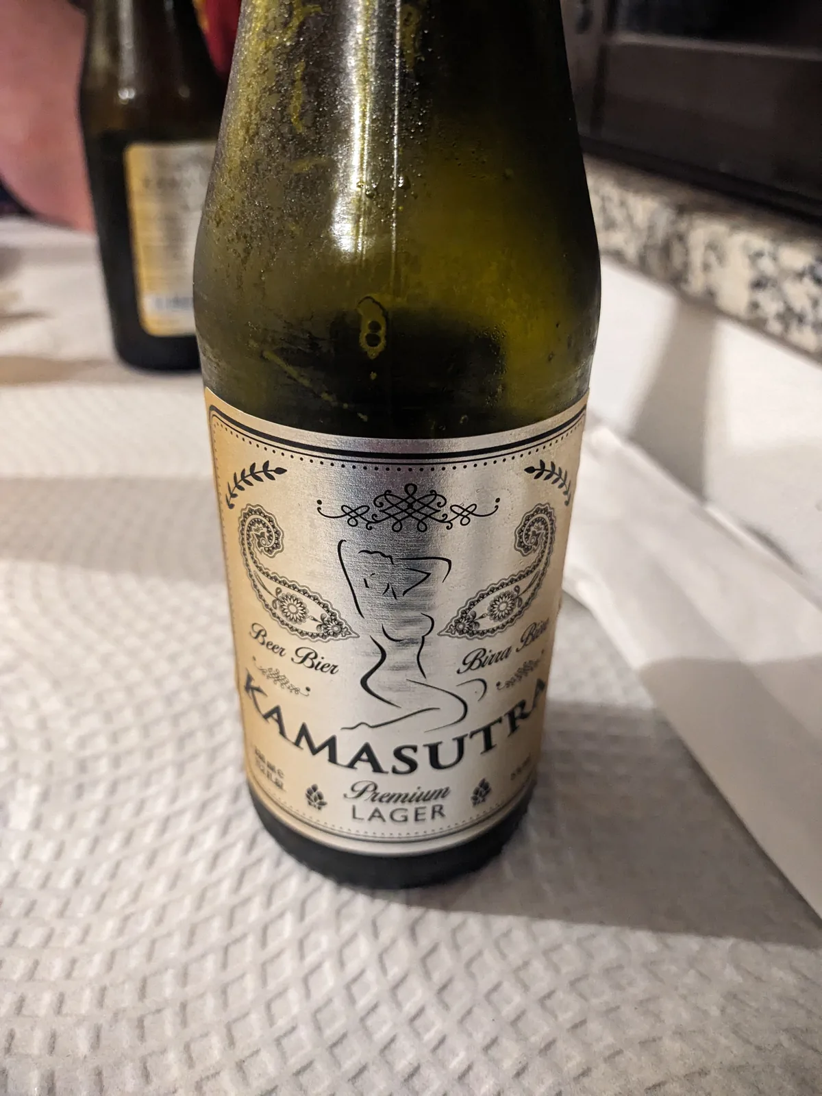 Kamasatra é uma cerveja premium lager produzida pela cervejaria Bier Bier, conhecida por suas cervejas artesanais com design sofisticado e rótulos elaborados. A cerveja apresenta um estilo lager clássico com acabamento limpo e refrescante, característica típica do segmento premium. Com sua apresentação elegante e decorativa, reflete a tendência moderna de cervejas craft que combinam qualidade com design artístico.