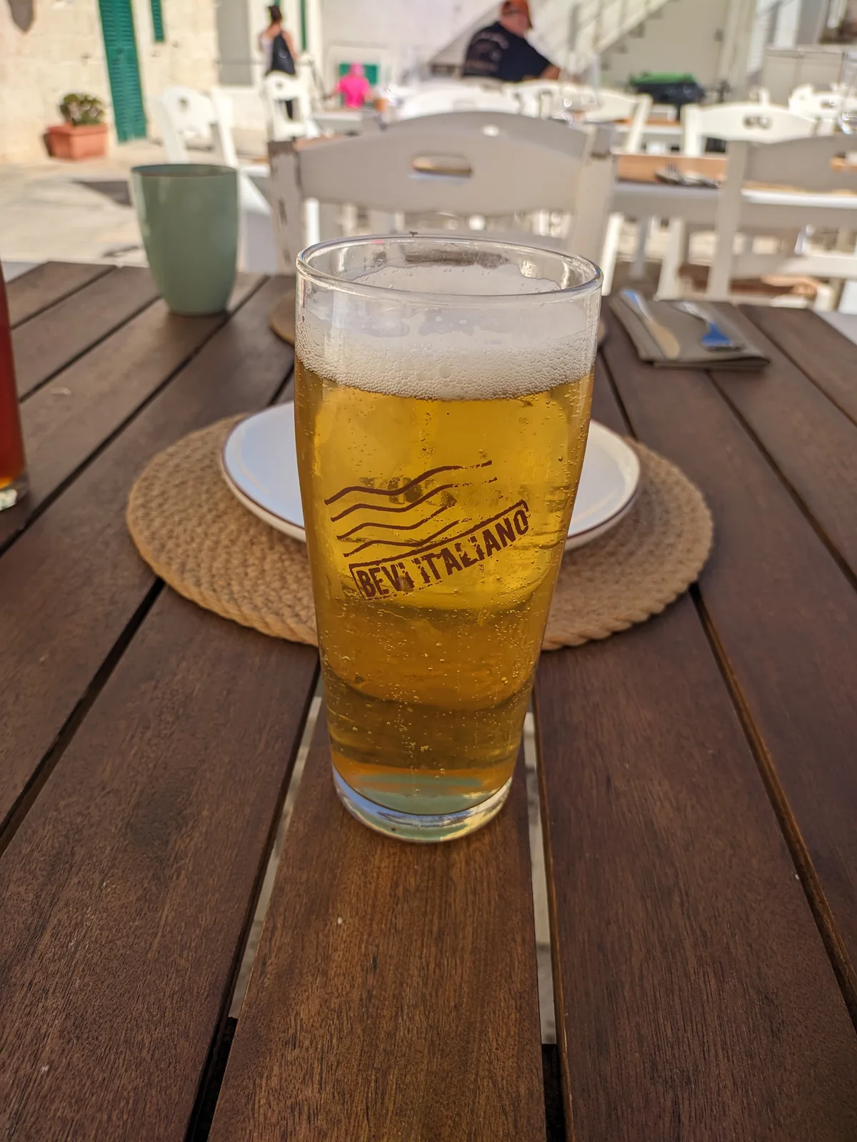 Birrificio Italiano é uma cervejaria localizada em Lombardia, Itália, fundada em 1996. A Birra Italiana é uma cerveja tipo Pilsner clara, refrescante e equilibrada, com um perfil leve e maltado, ideal para o clima quente. Com graduação alcoólica de 4.7%, apresenta uma cor dourada, amargor moderado e notas florais delicadas, sendo uma cerveja muito popular na Itália. Nota no Untappd: 3.5/5.