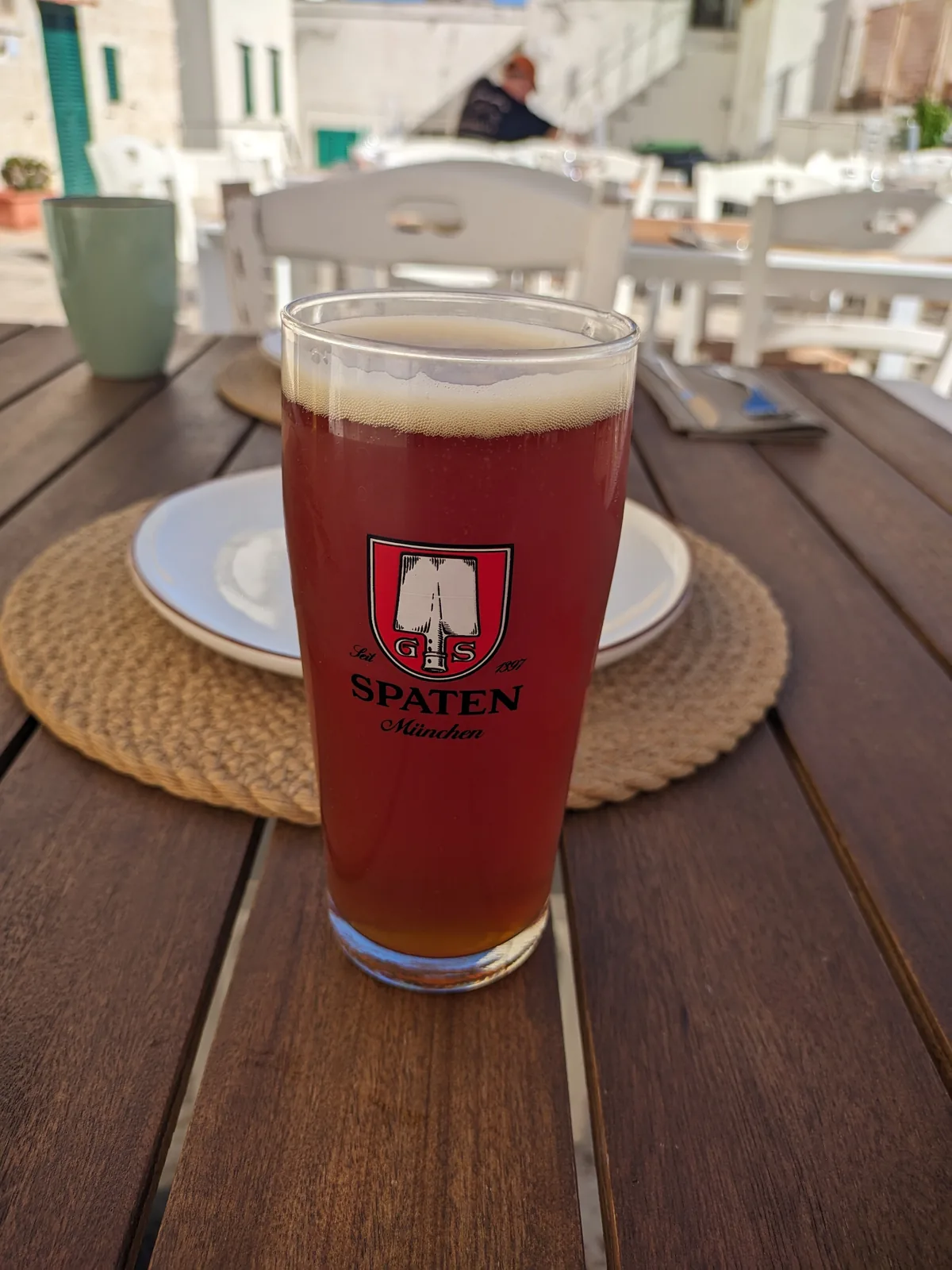 Spaten é uma cerveja pilsen originária de Munique, Alemanha, produzida pela cervejaria Spaten-Franziskaner-Bräu desde 1397. É uma cerveja clara, refrescante e equilibrada, com notas maltadas suaves e amargor moderado, representativa do estilo pilsen bávaro. Com 5,2% de álcool, é uma cerveja versátil e amplamente consumida, especialmente popular durante o Oktoberfest. Nota no Untappd: 3.58/5.